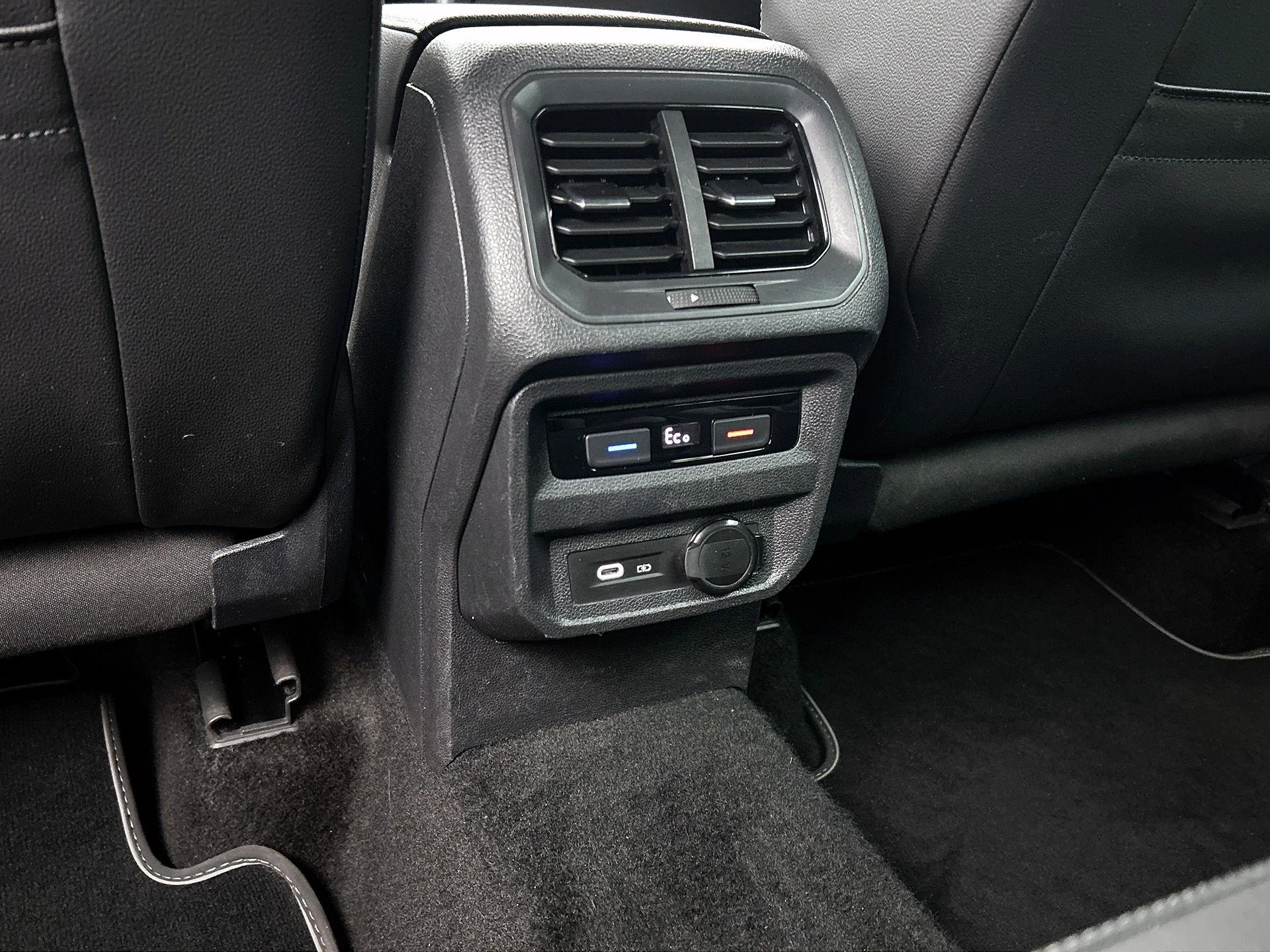 Volkswagen-Tiguan-image-12