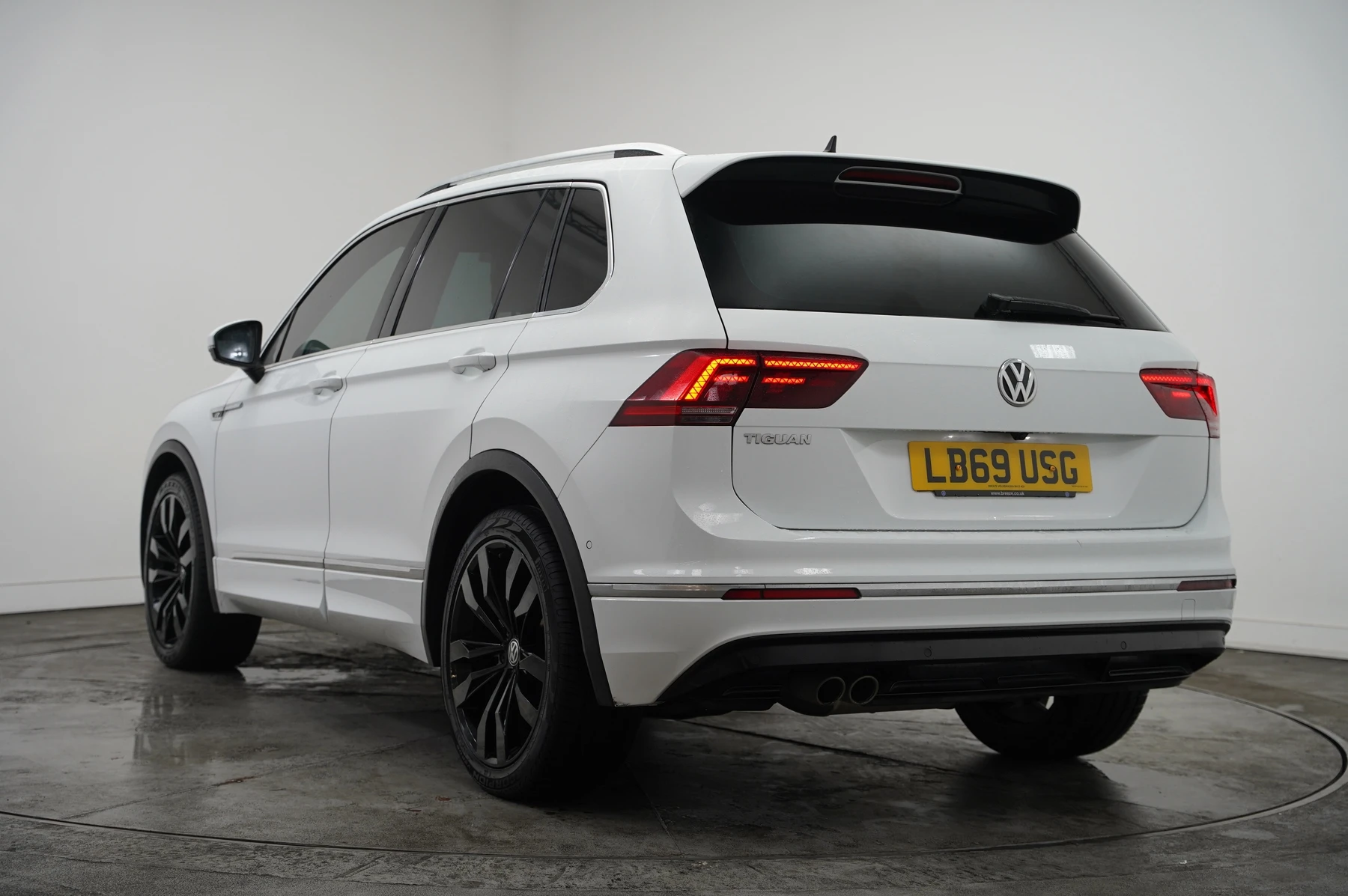 Volkswagen-Tiguan-image-2