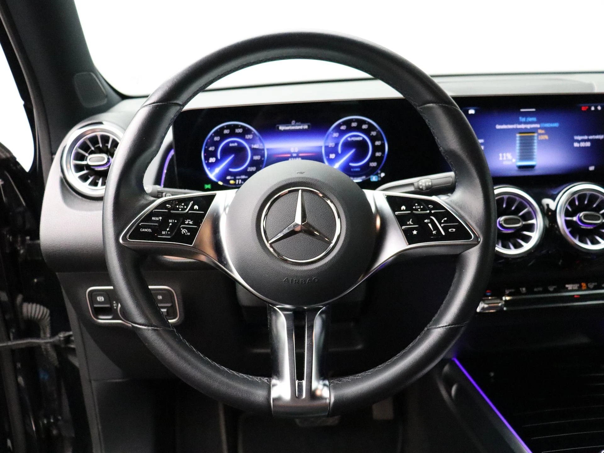 Mercedes-Benz-EQB-image-12
