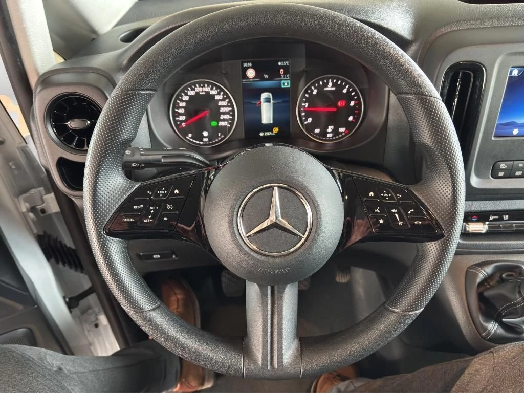 Mercedes-Benz-Vito-image-13