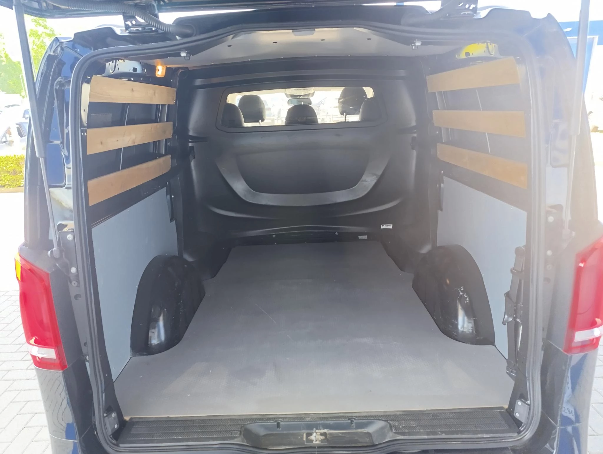 Mercedes-Benz-Vito-image-11
