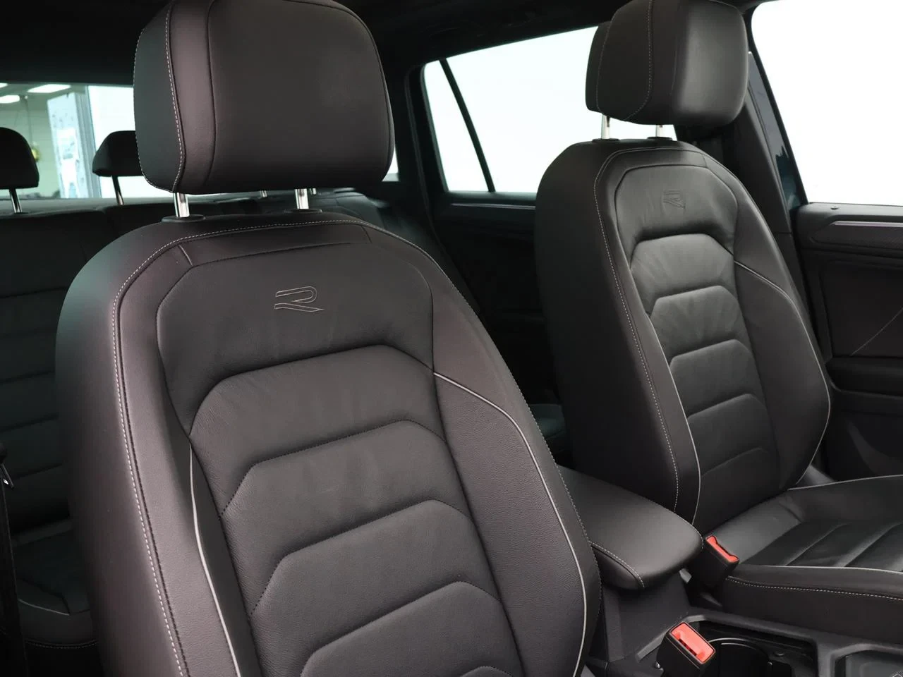 Volkswagen Tiguan eHybrid (PHEV) Tiguan eHybrid 1.4 TSI 150pk R-Line AUTOMAAT*NAVI*PANO*ADAPTIVE*TREKHAAK