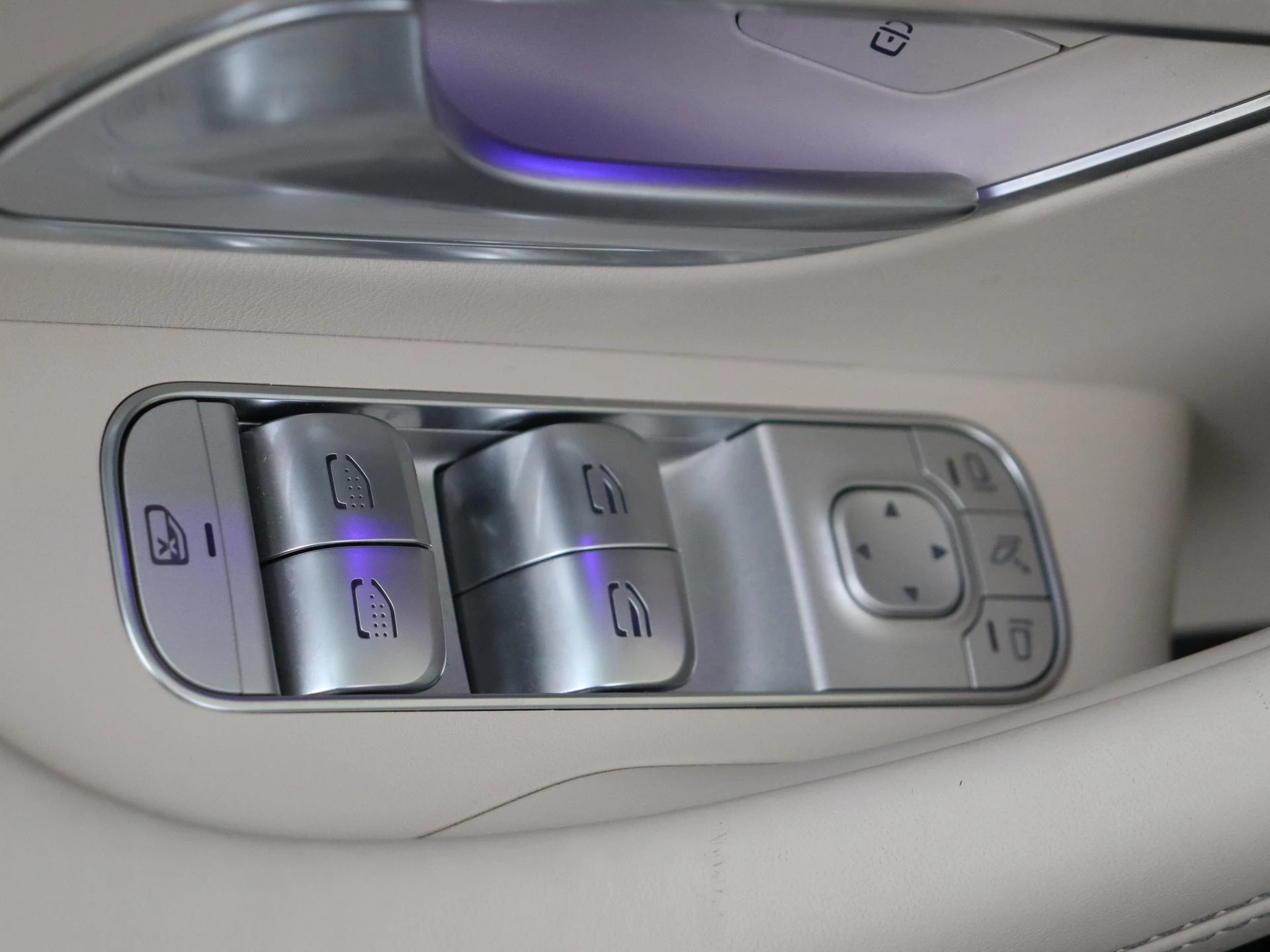 Mercedes-Benz-GLE-image-38