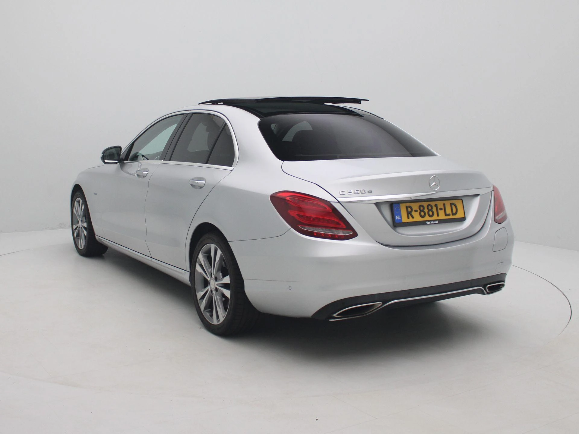 Mercedes-Benz-C-Klasse-image-2
