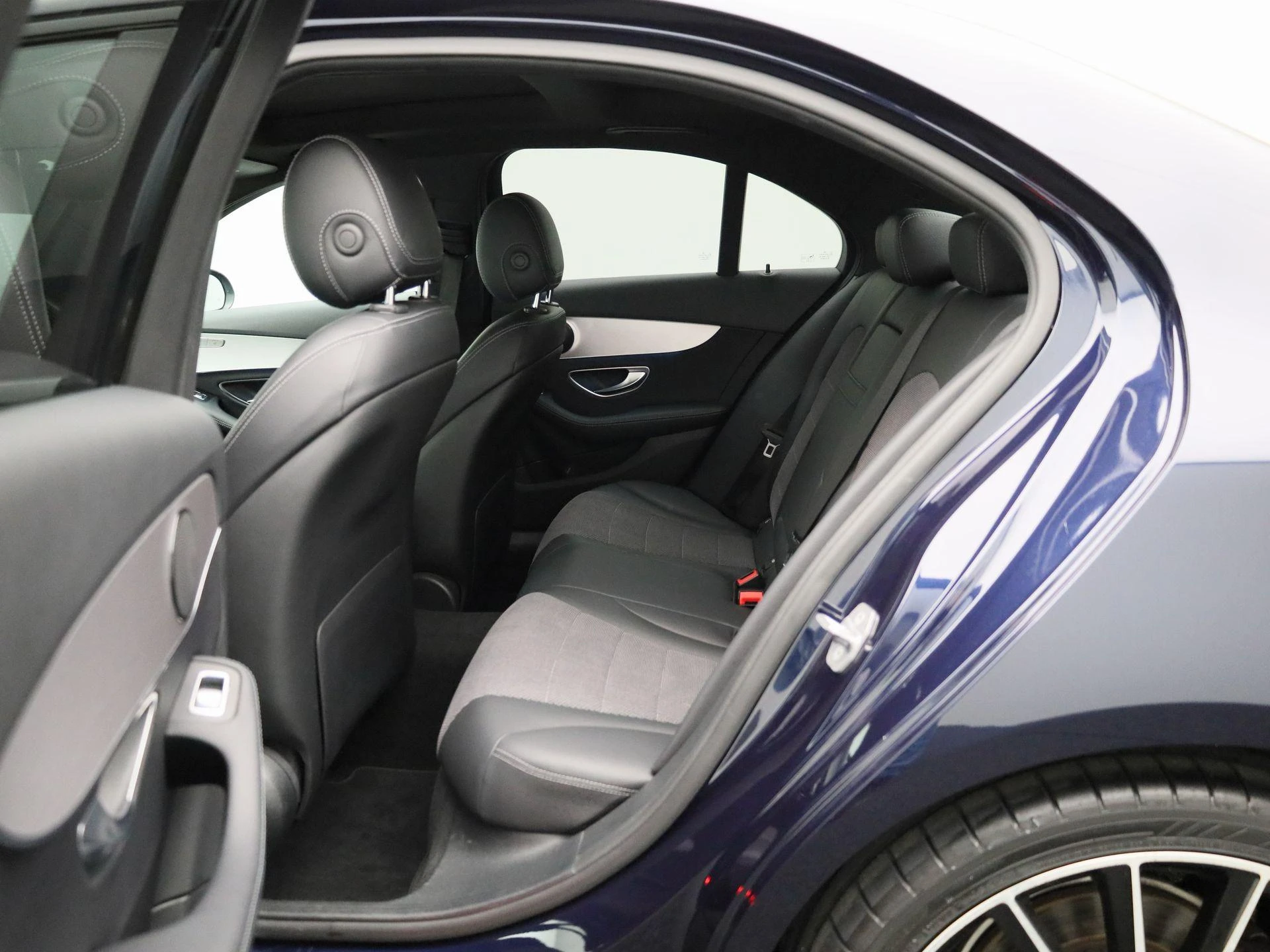 Mercedes-Benz-C-Klasse-image-9