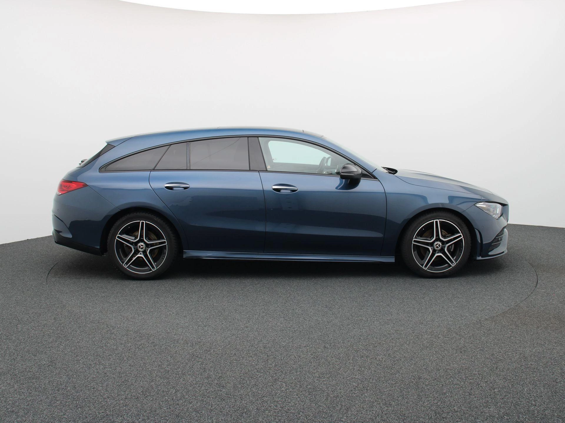 Mercedes-Benz CLA 180 AMG Line Shooting Brake + PANO DAK + MULTIBEAM LED + CARPLAY +