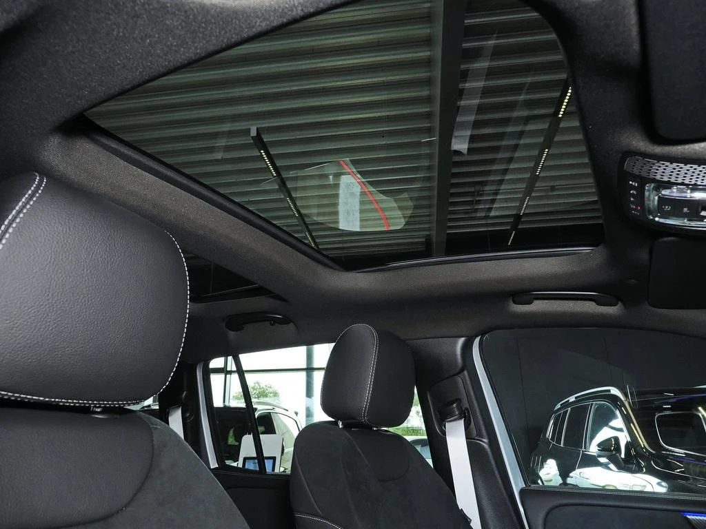 Mercedes-Benz-GLB 200-image-15
