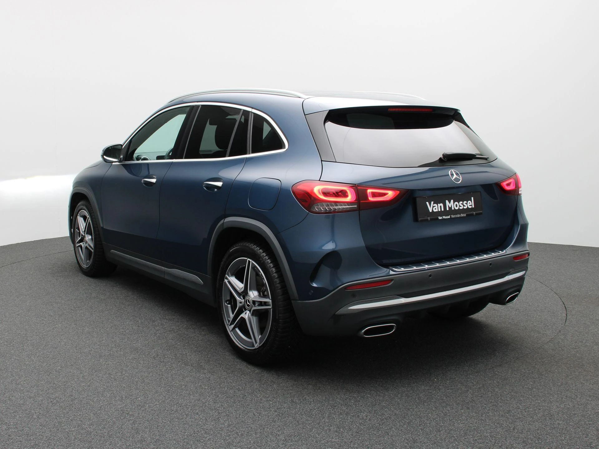 Mercedes-Benz-GLA-image-1