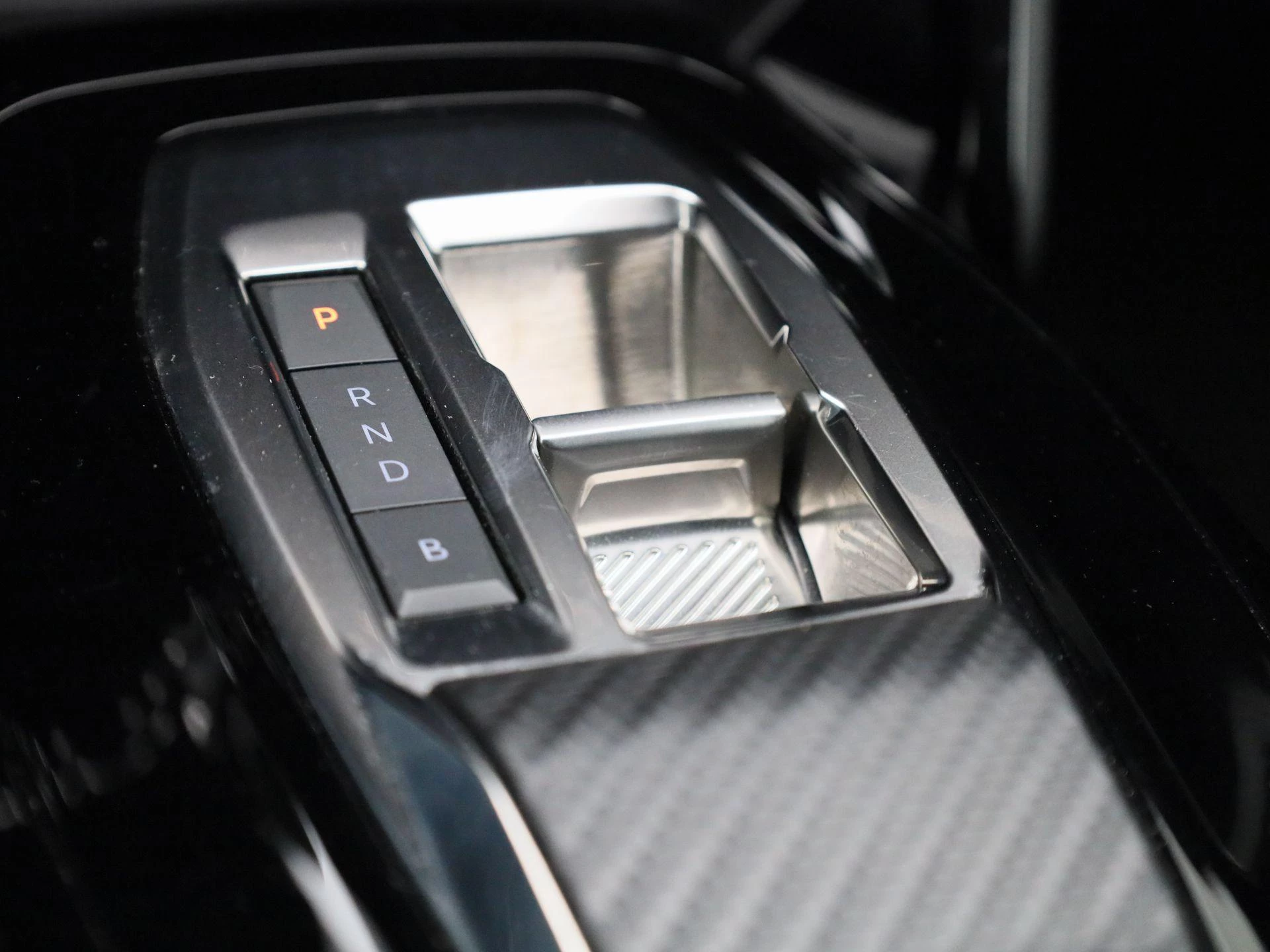 Peugeot-e-208-image-22