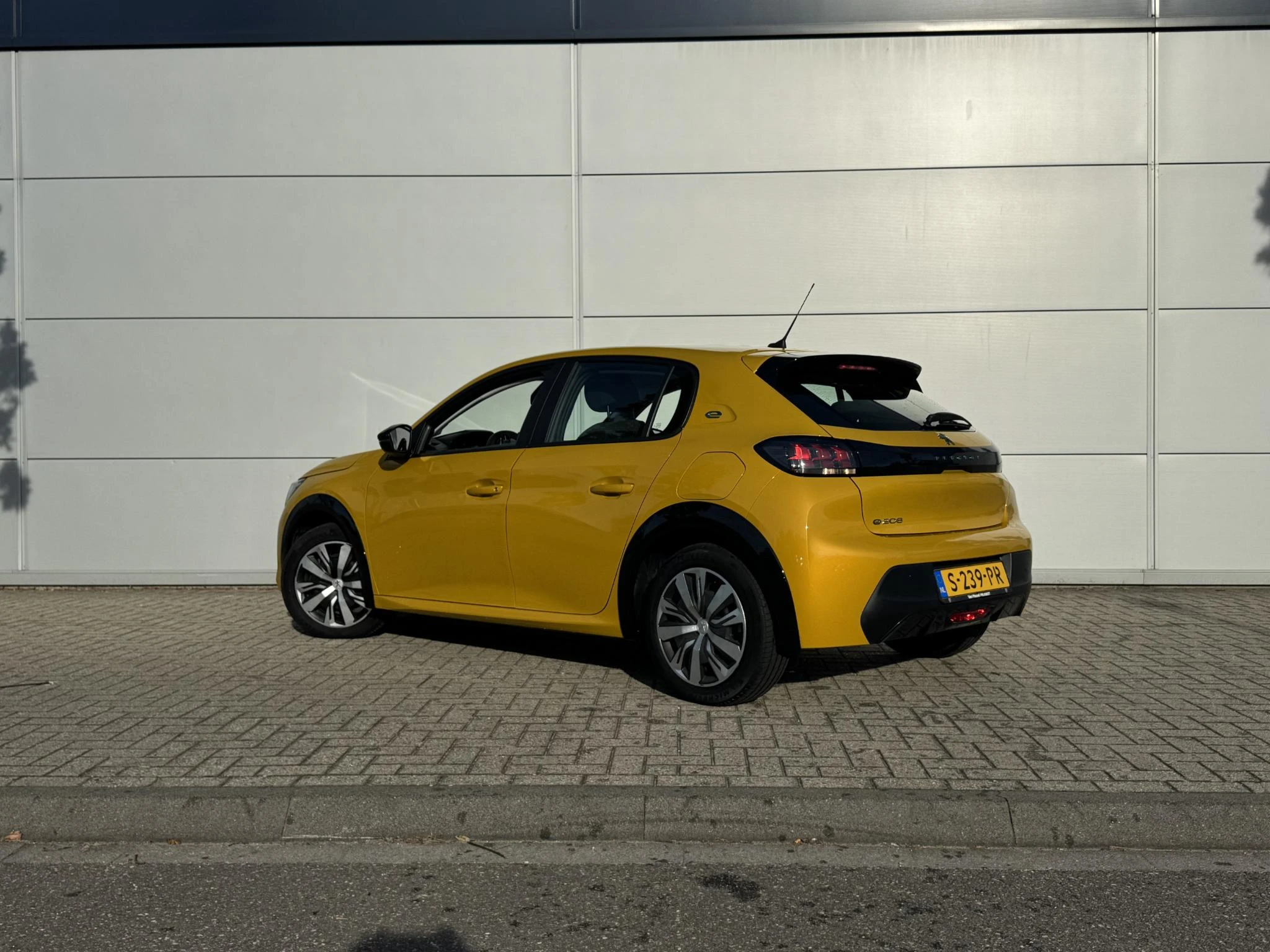 Peugeot-e-208-image-3