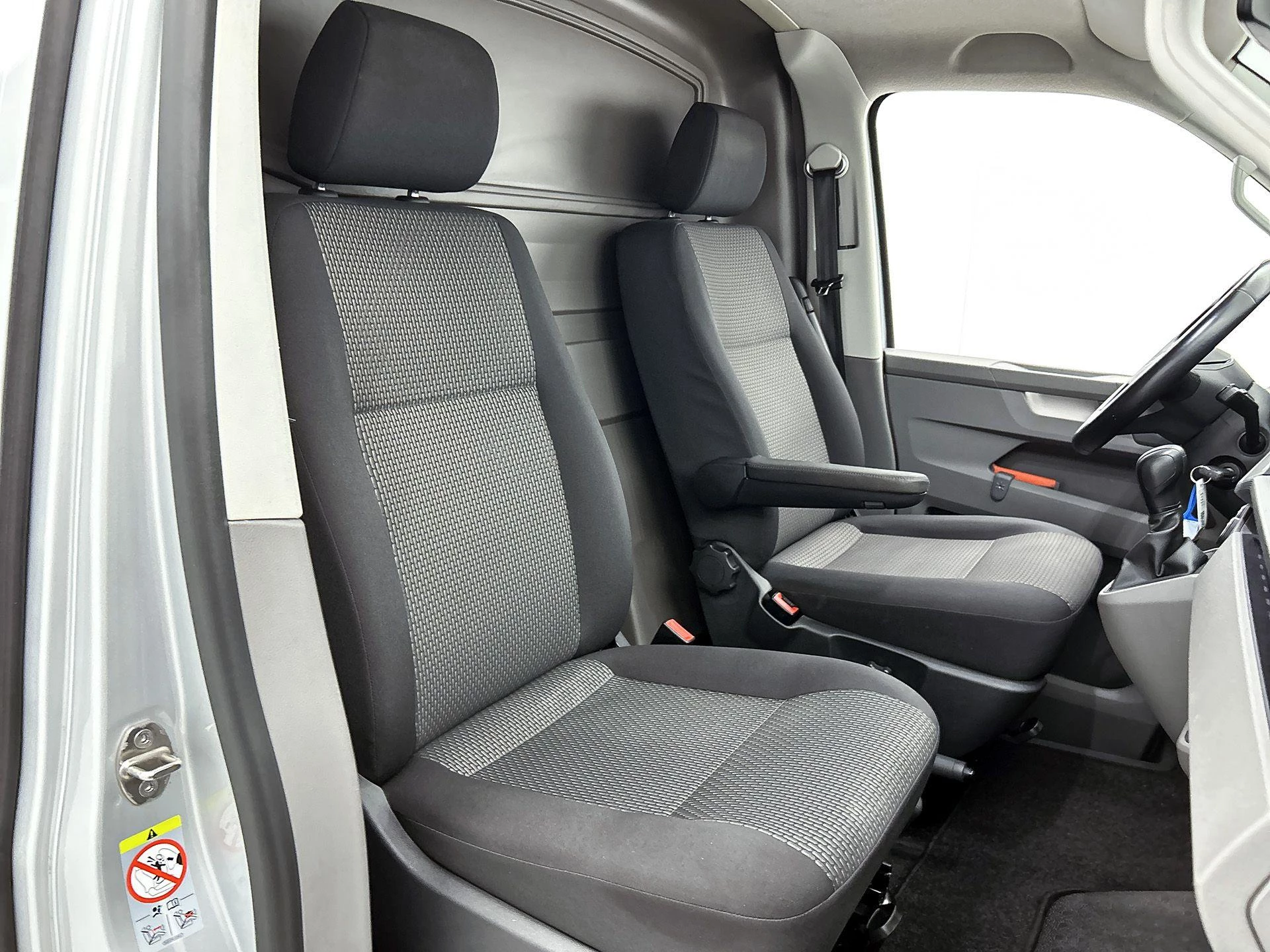 Volkswagen-Transporter-image-34