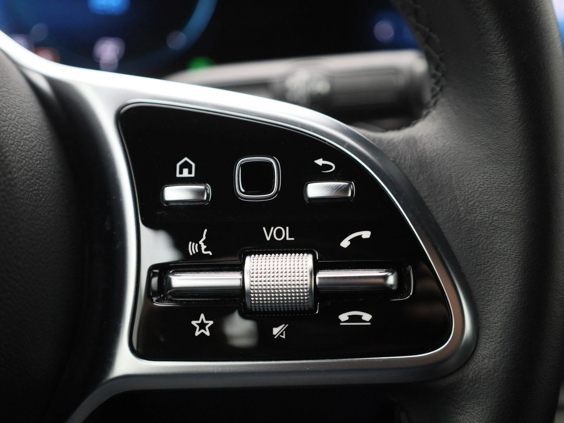 Mercedes-Benz-EQB-image-24