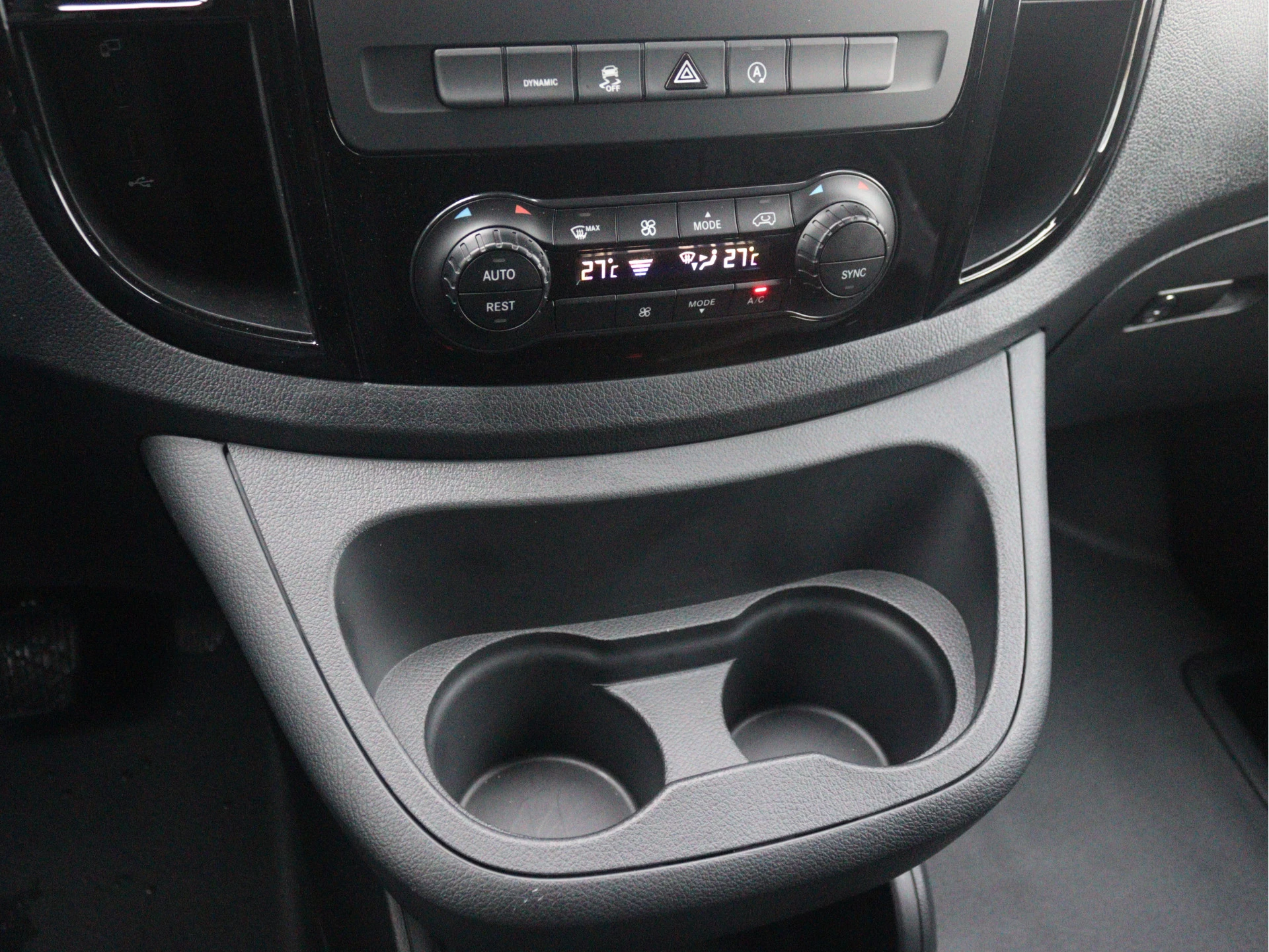 Mercedes-Benz-Vito-image-11