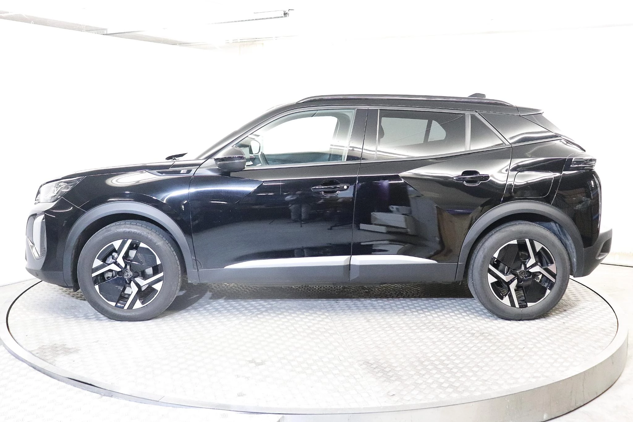 Peugeot-e-2008-image-2