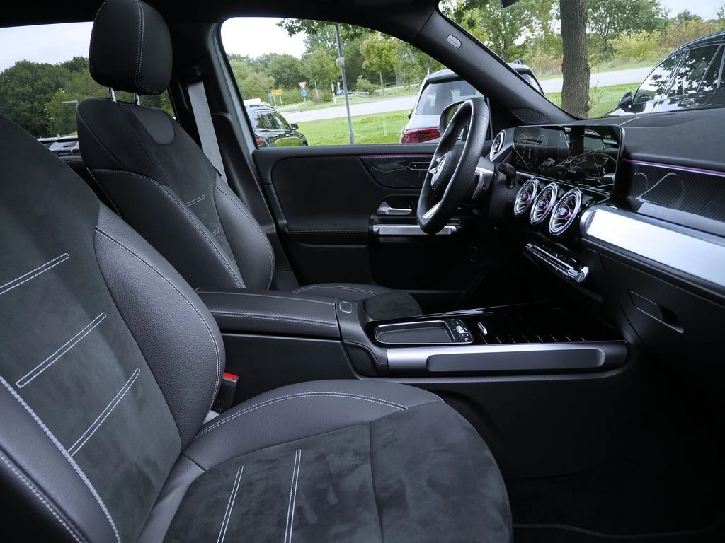 Mercedes-Benz-GLB 200-image-11