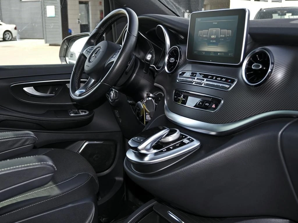 Mercedes-Benz-V-Klasse 300-image-9