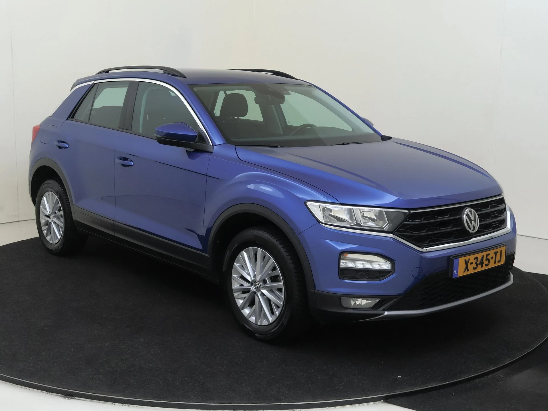Volkswagen-T-Roc-image-1