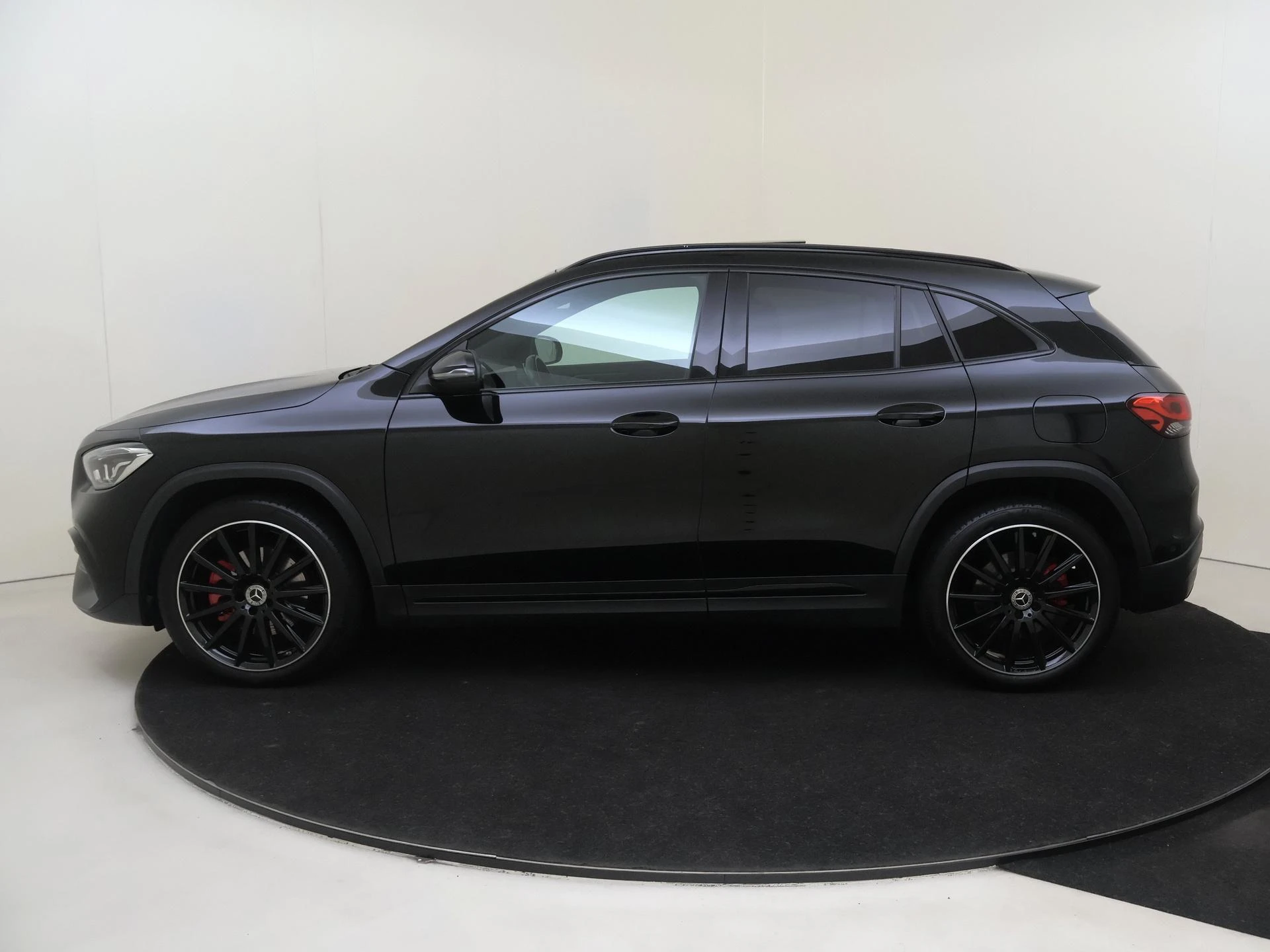 Mercedes-Benz-GLA-image-9