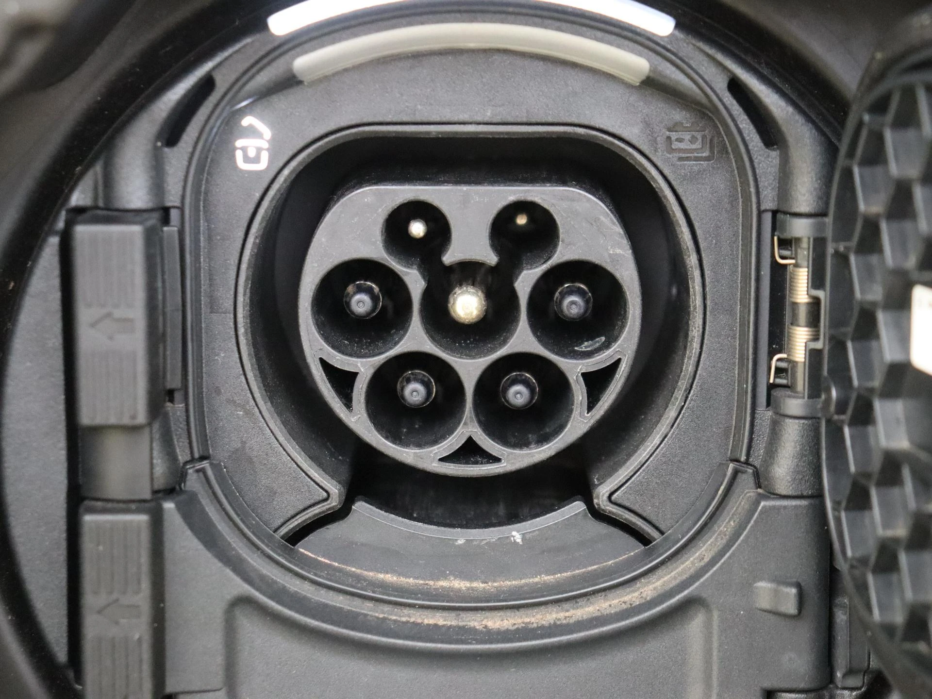 Mercedes-Benz-EQB-image-30