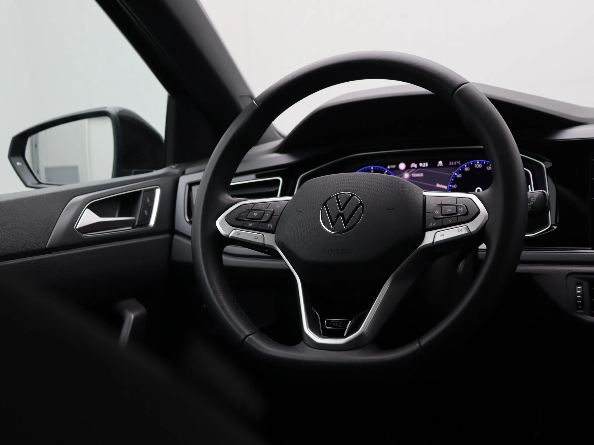 Volkswagen-Polo-image-9