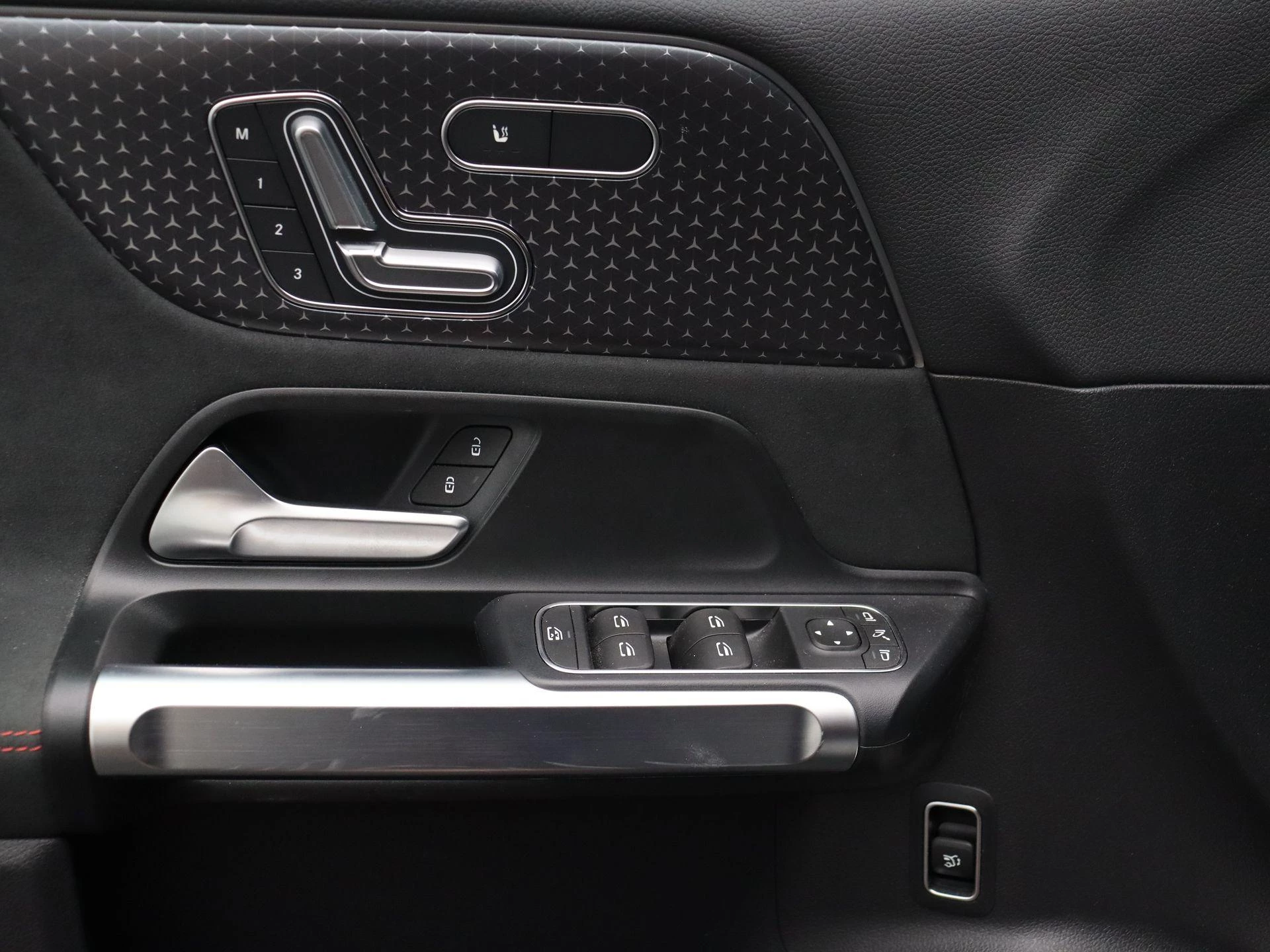 Mercedes-Benz EQB 250+ AMG LINE + HEAD UP + BURMESTER + CARPLAY +