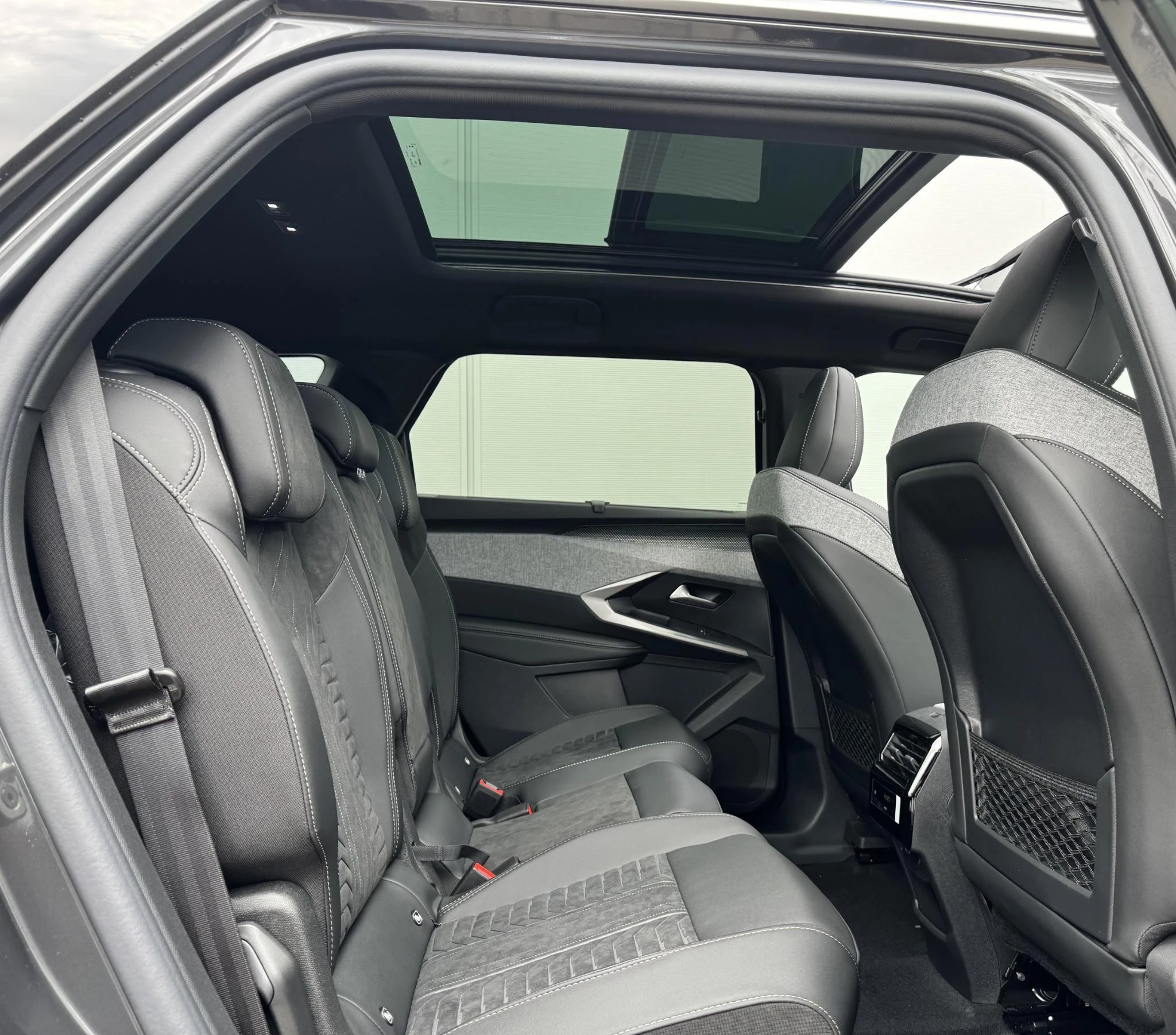 Peugeot-e-5008-image-12