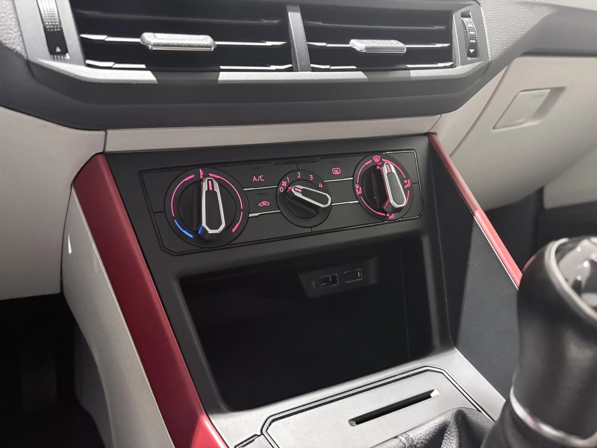 Volkswagen-Polo-image-26