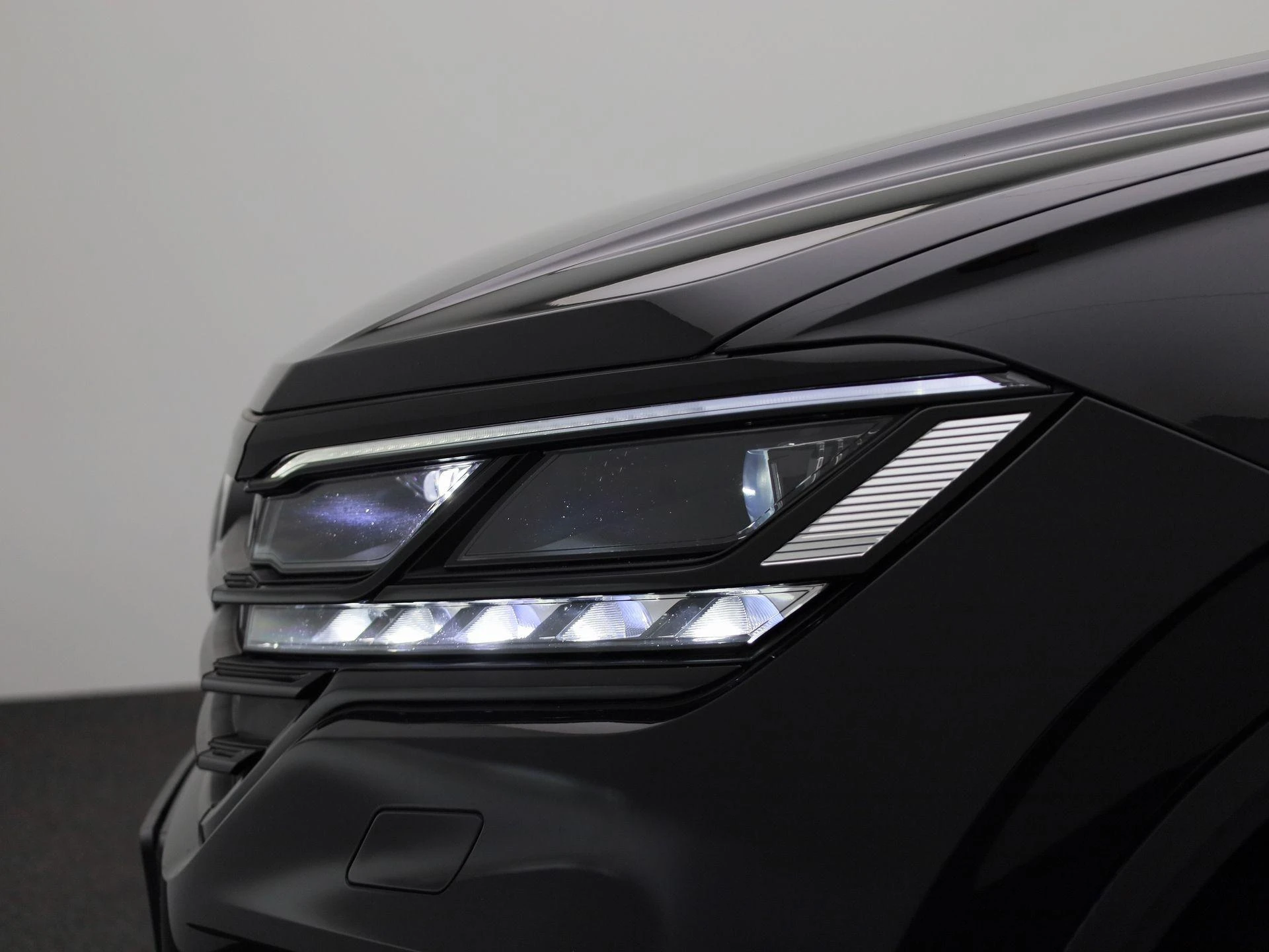 Volkswagen-Touareg-image-17