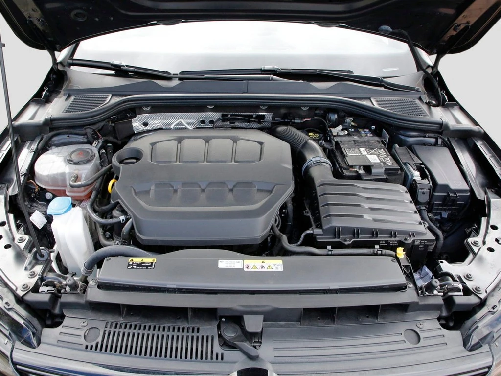 Volkswagen-Golf-image-6