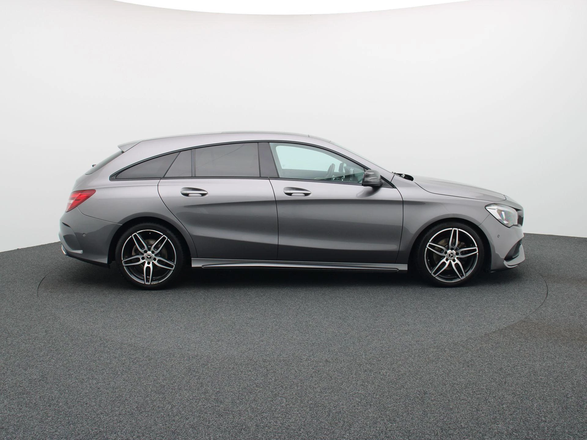 Mercedes-Benz CLA 180 AMG LINE Shooting Brake + PANORAMISCH DAK + CAMERA + NIGHTPAKKET +