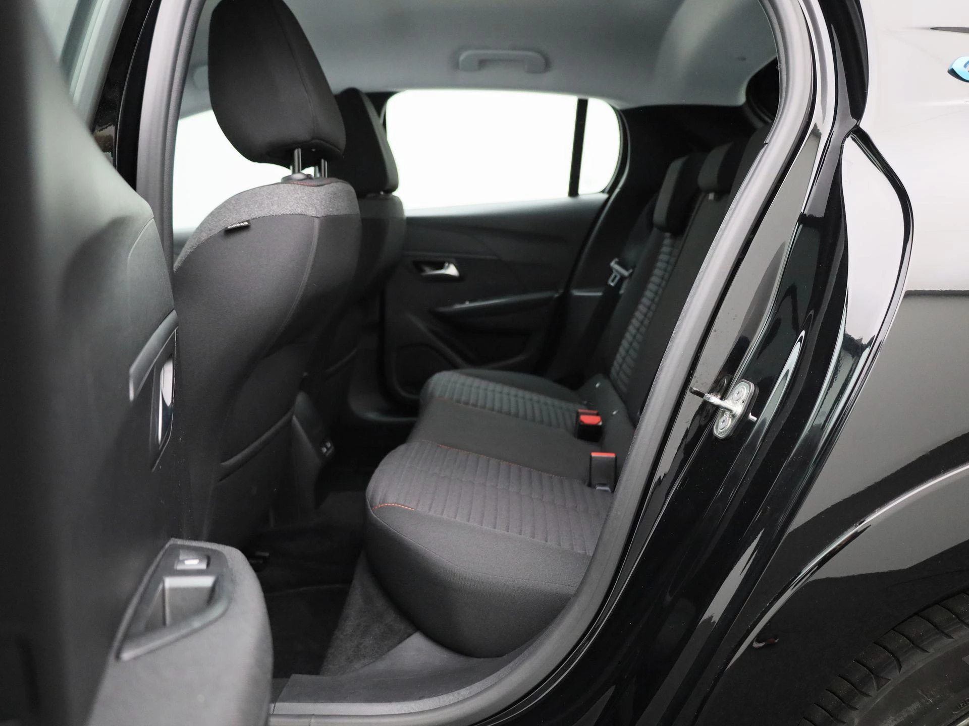 Peugeot-e-208-image-12