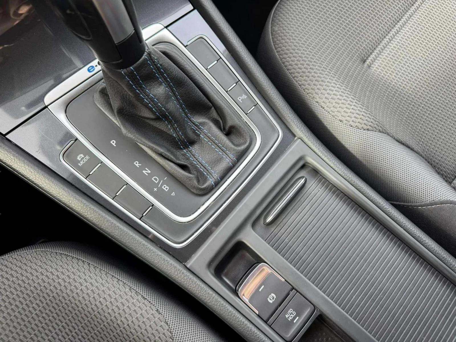 Volkswagen-e-Golf-image-18