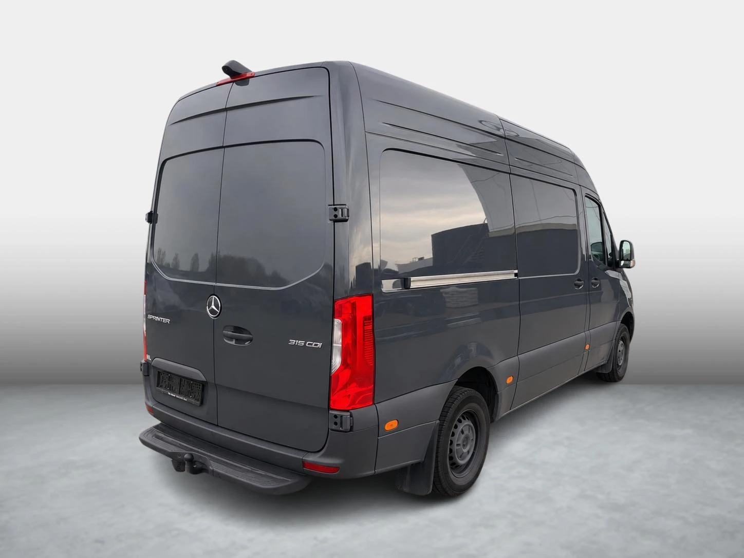Mercedes-Benz-Sprinter-image-1