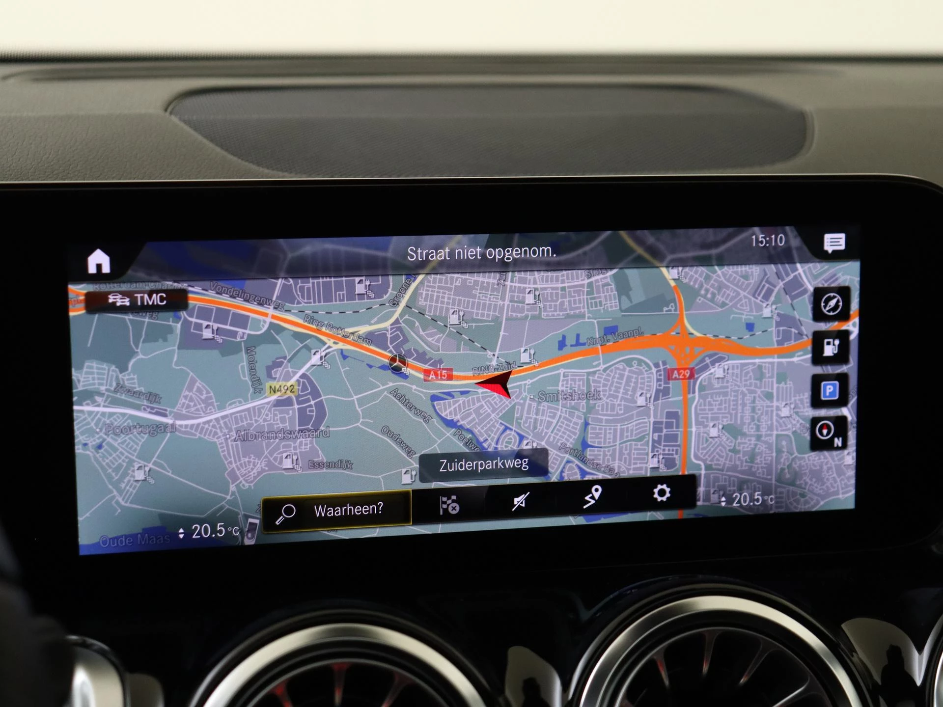 Mercedes-Benz-EQB-image-16