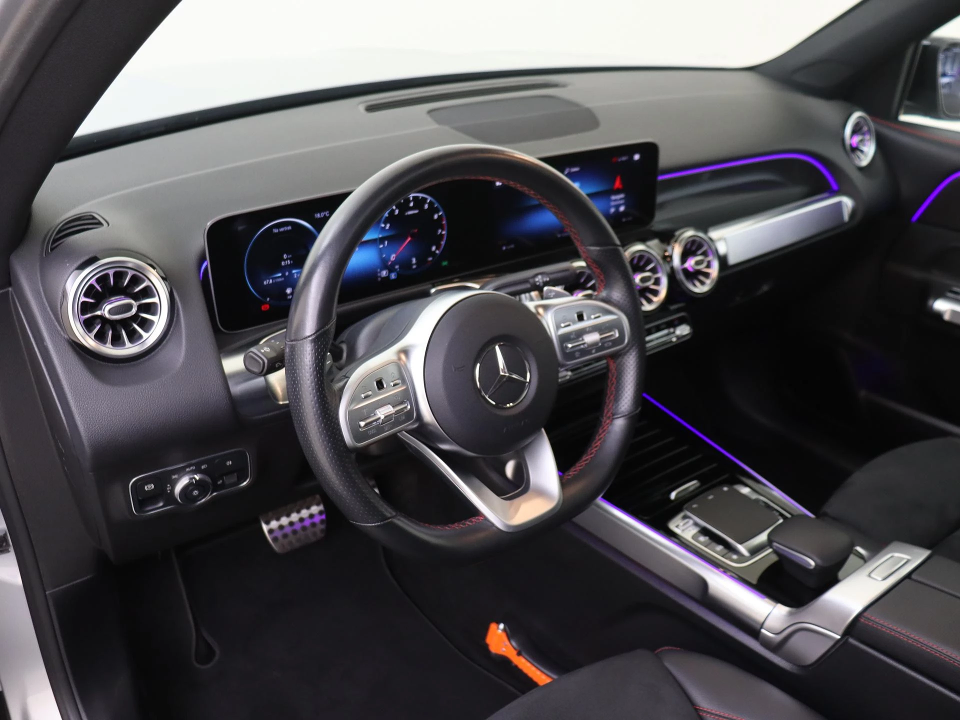 Mercedes-Benz-GLB-image-12