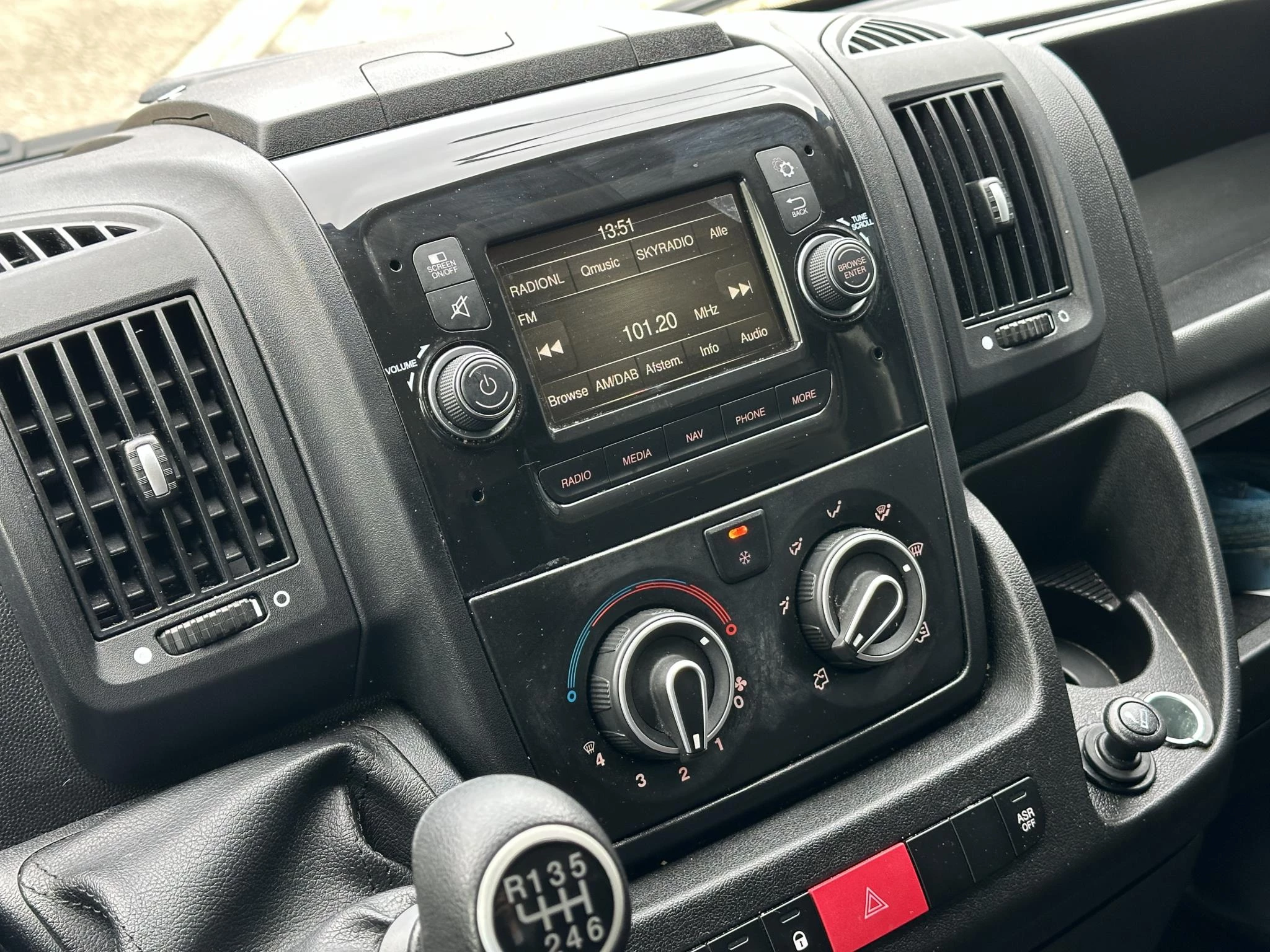 Peugeot Boxer 330 2.2 BlueHDi 120 L2H2 Asphalt