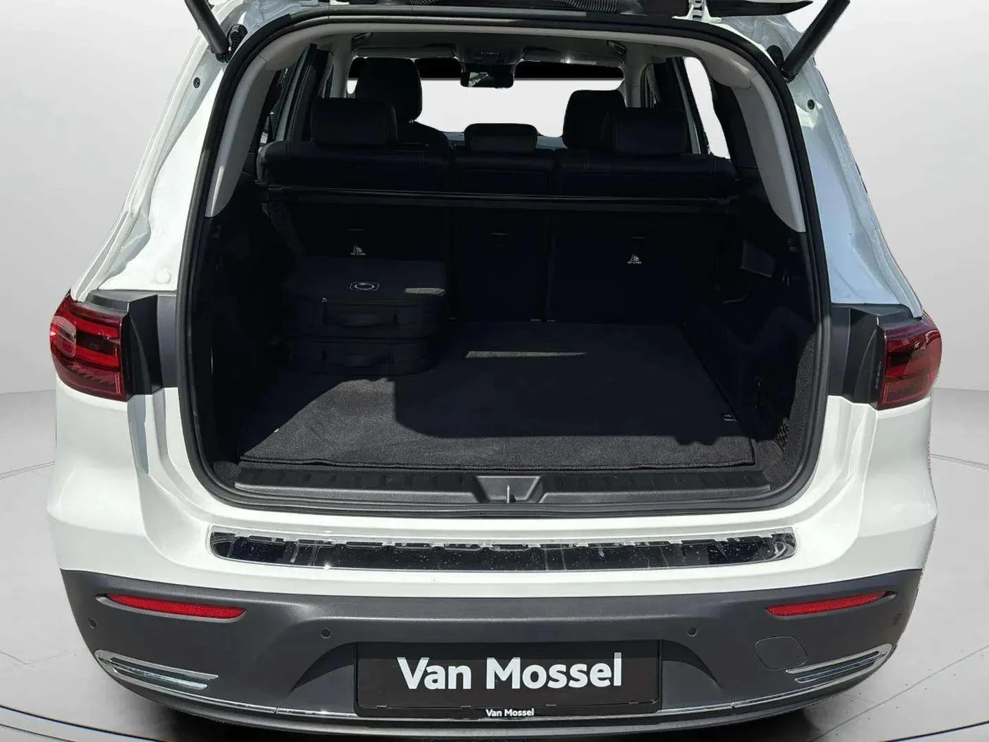 Mercedes-Benz-EQB-image-9