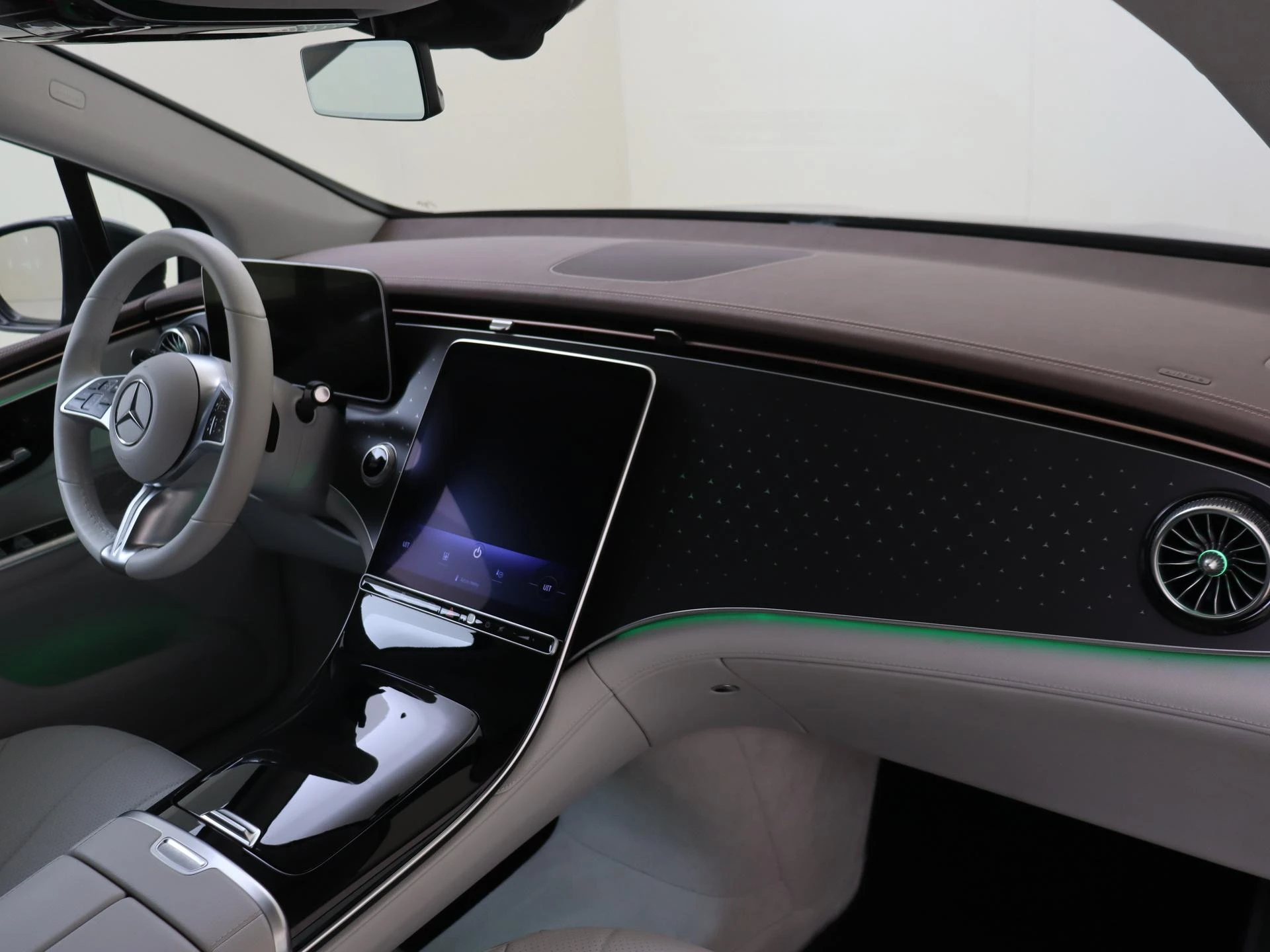 Mercedes-Benz-EQE-image-3