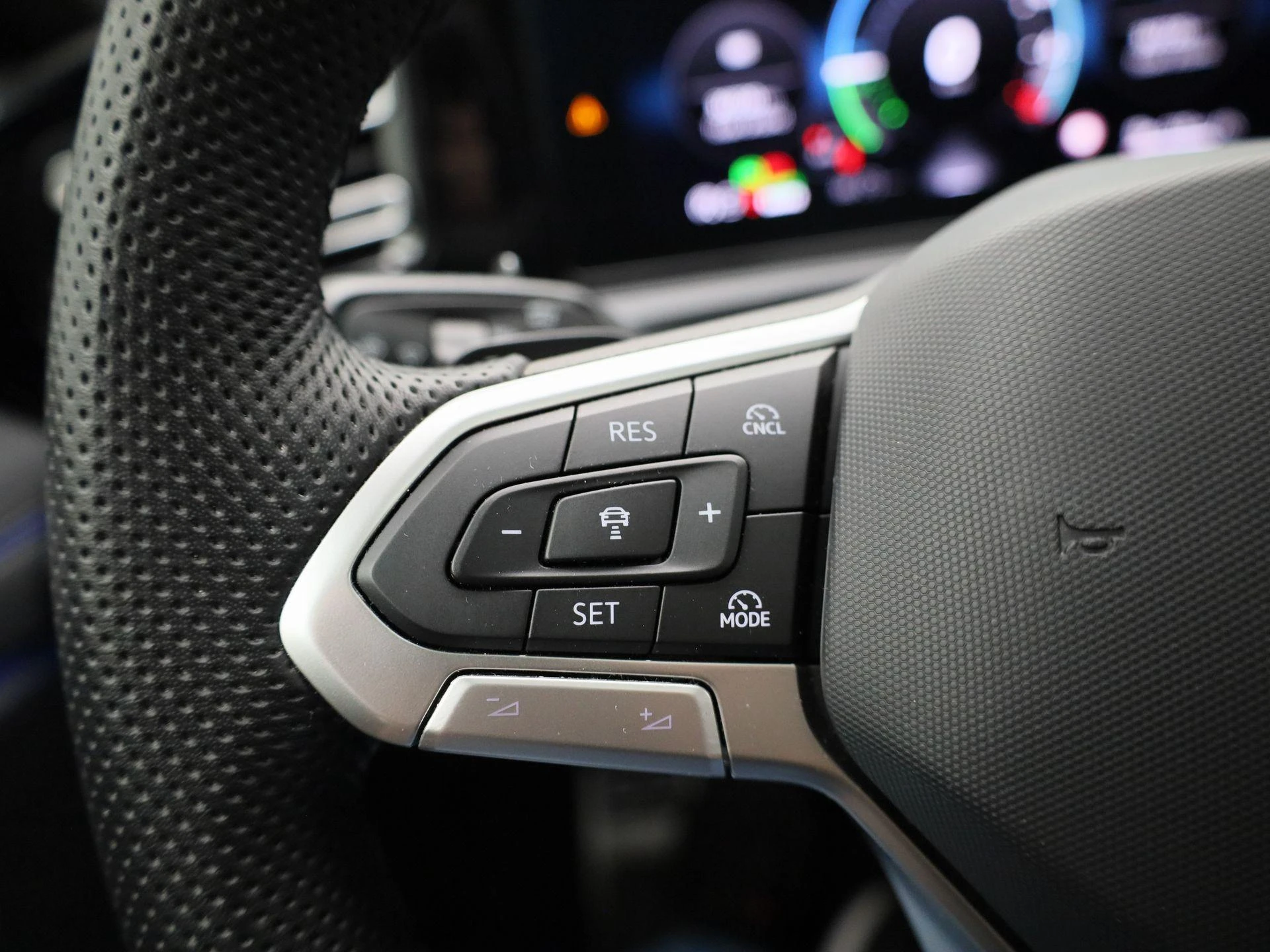 Volkswagen-Tiguan-image-25