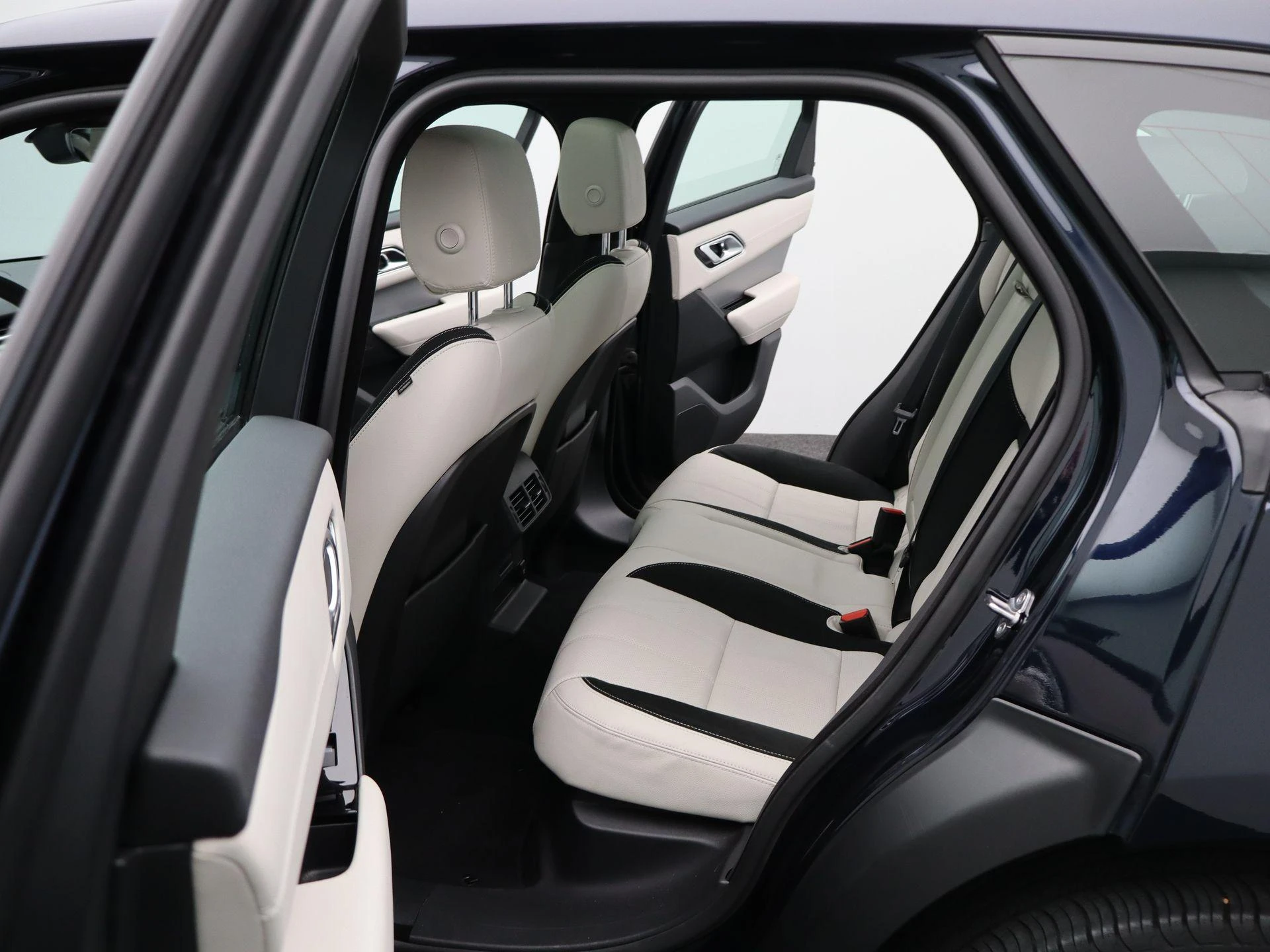 Land Rover-Range Rover Velar-image-11