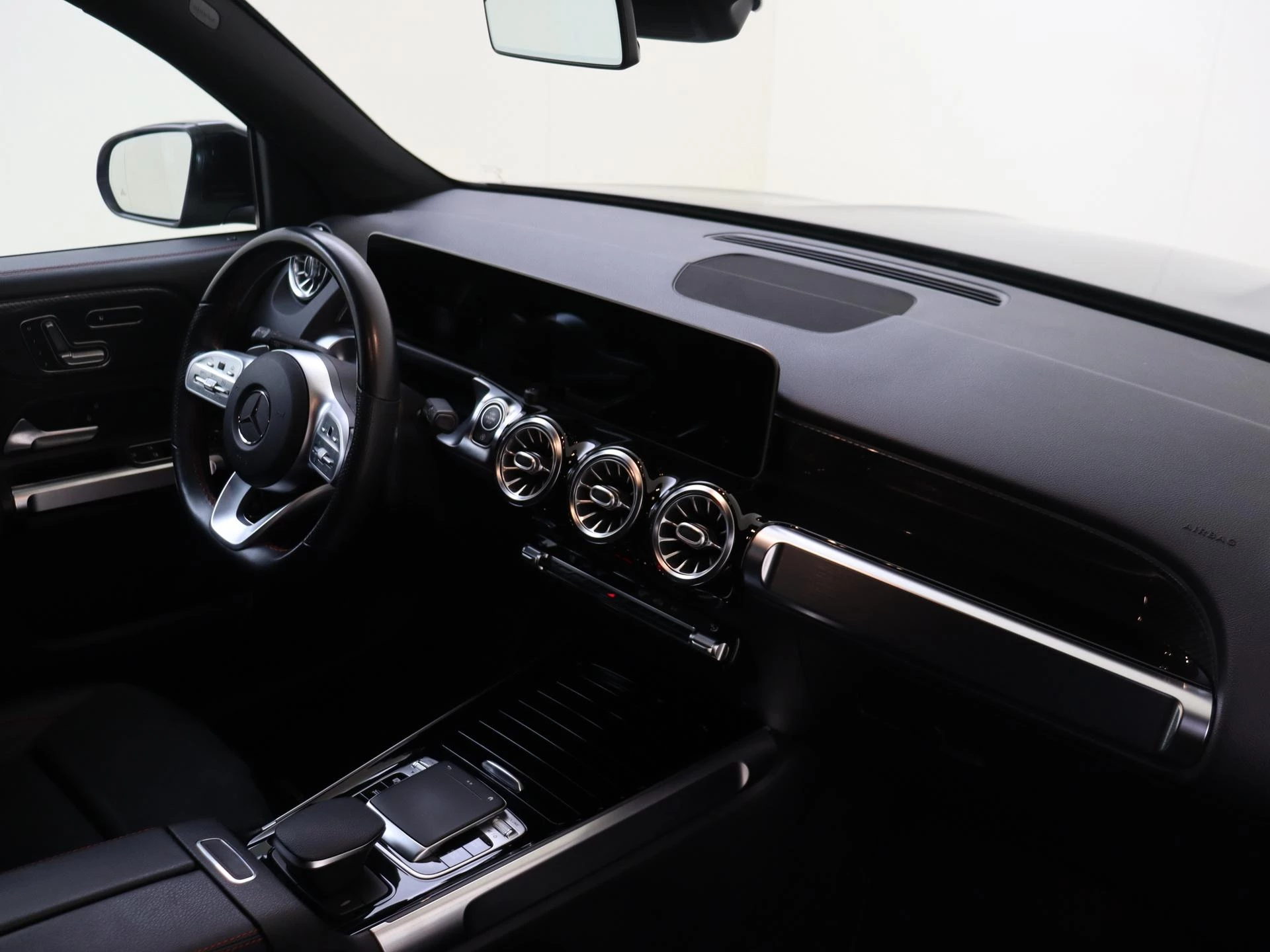 Mercedes-Benz-GLB-image-13