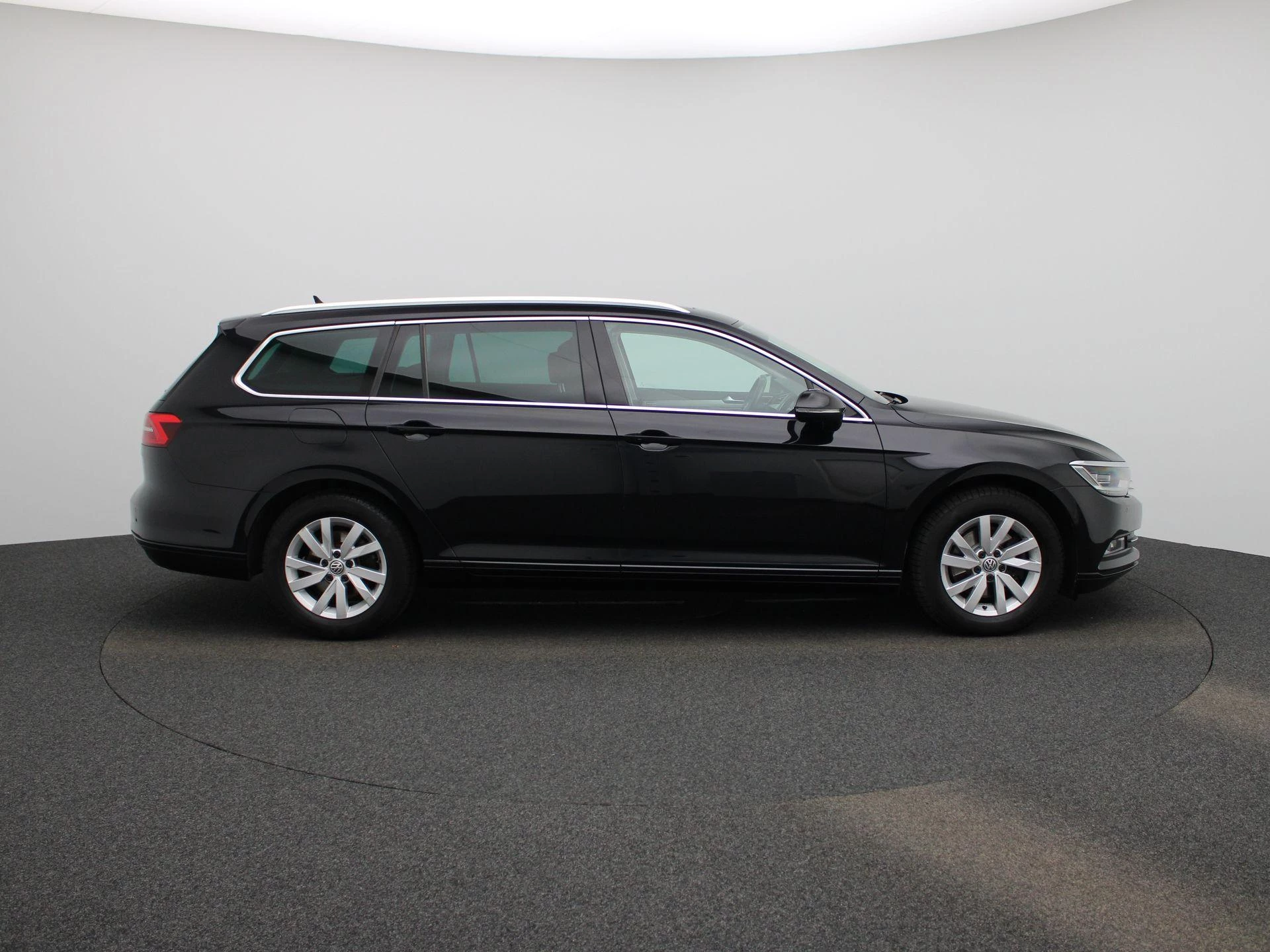 Volkswagen-Passat-image-5