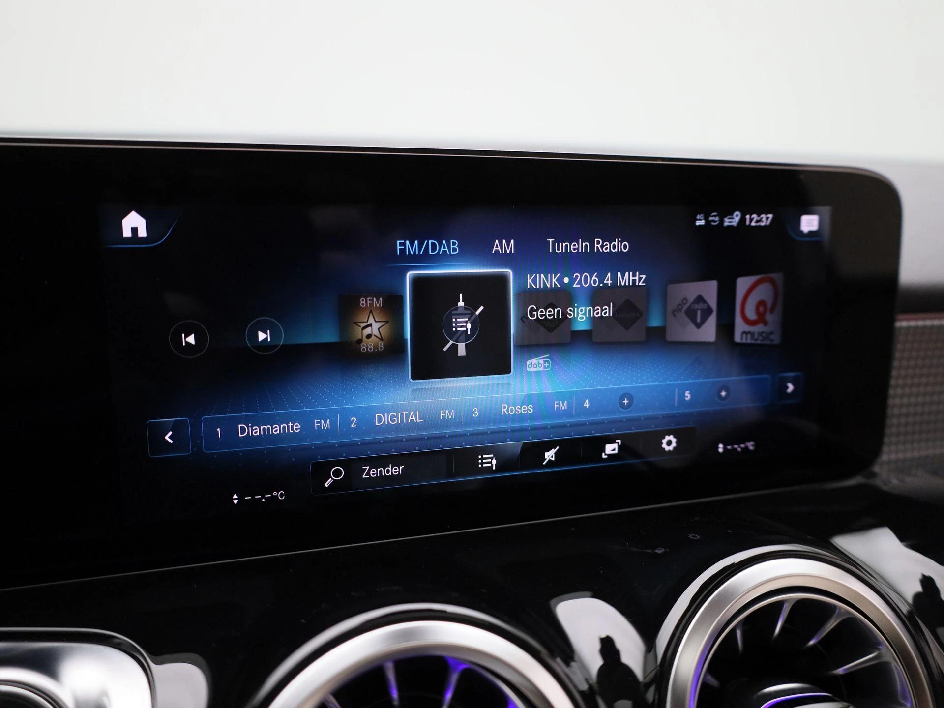 Mercedes-Benz-GLB-image-26
