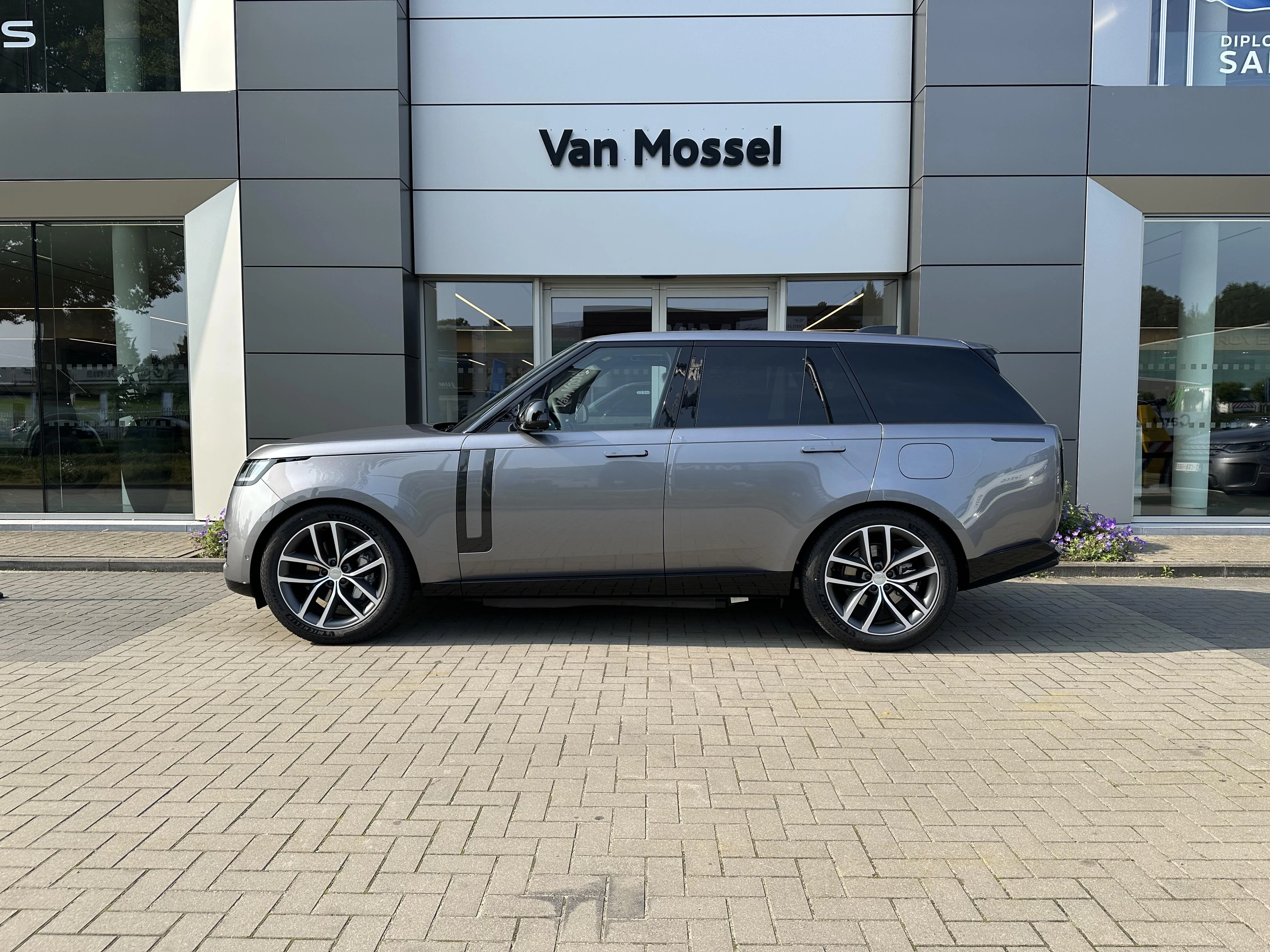 Land Rover-Range Rover-image-2