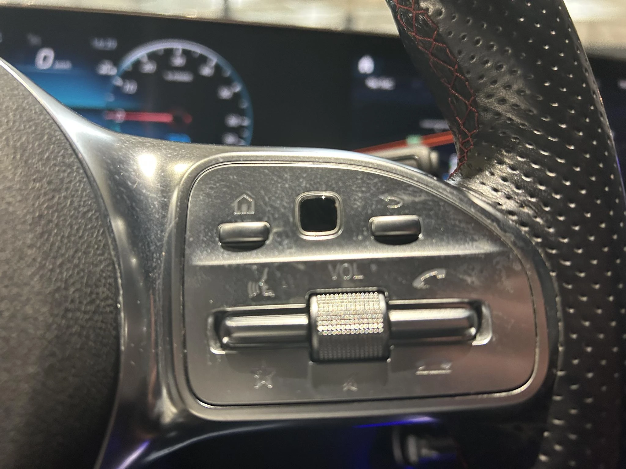 Mercedes-Benz-GLA-image-9