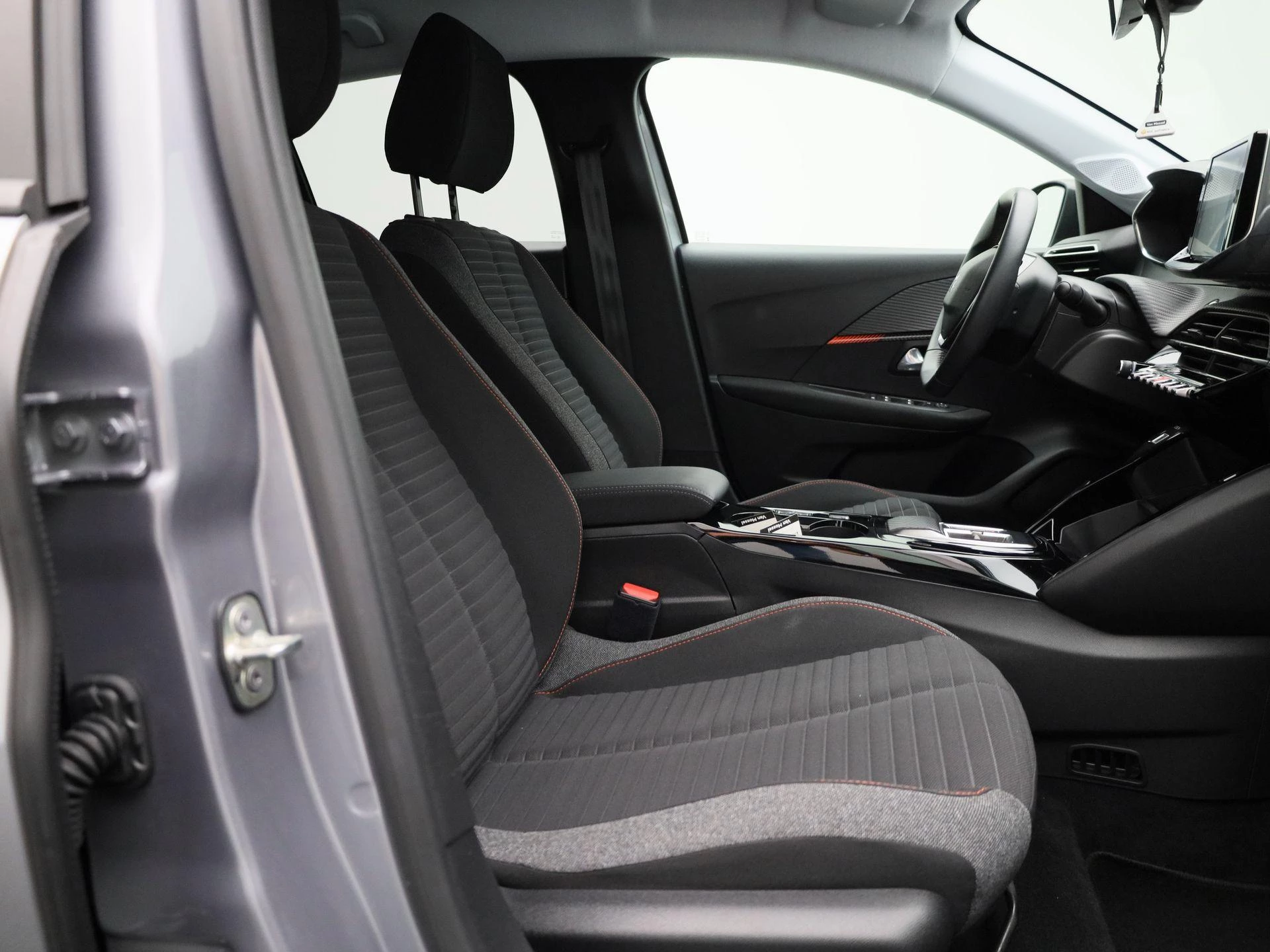 Peugeot-e-208-image-33