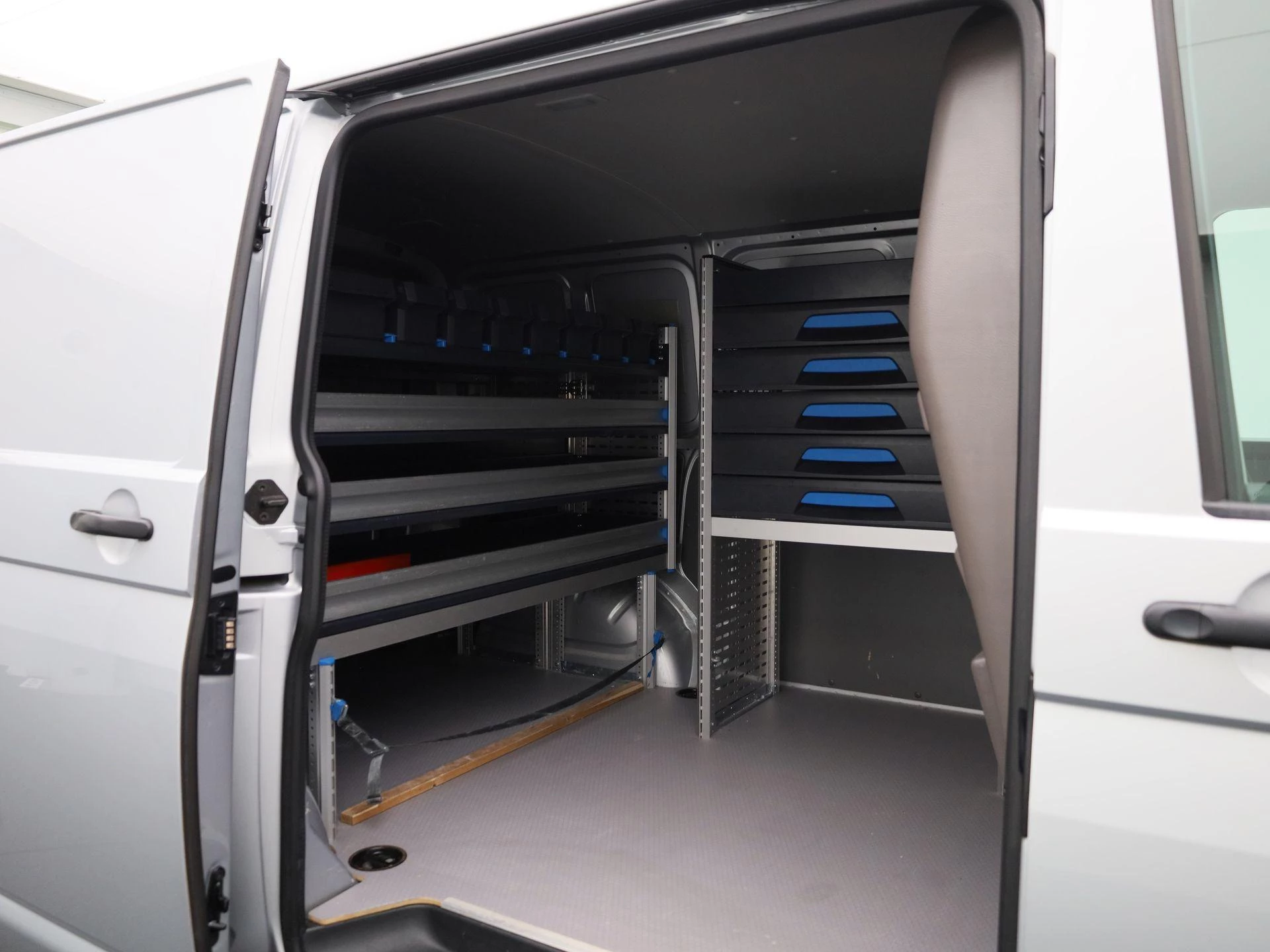 Volkswagen-Transporter-image-12