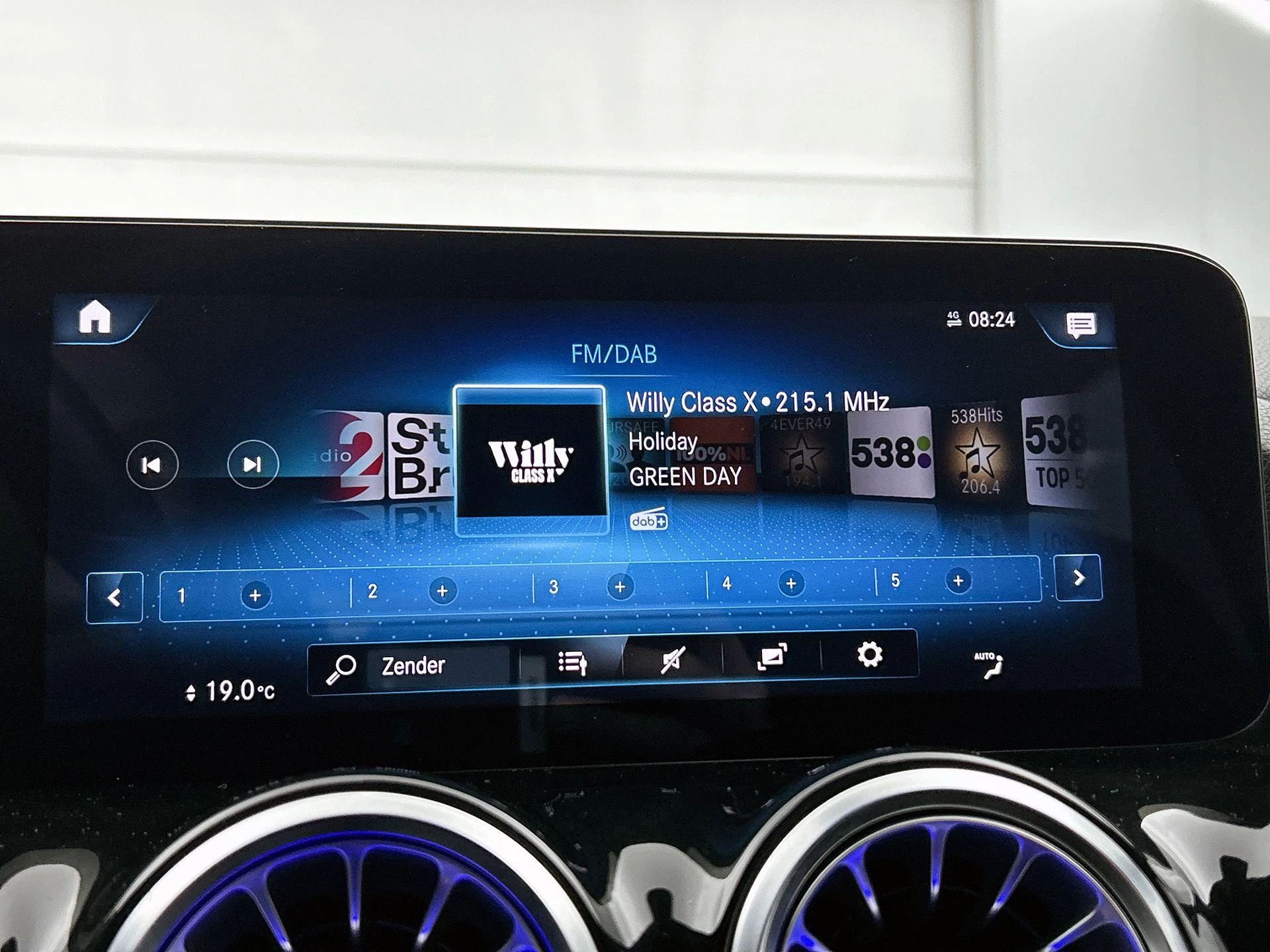 Mercedes-Benz-EQA-image-6