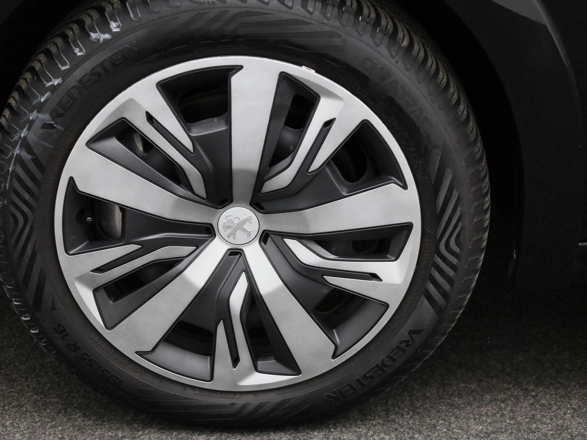 Peugeot-e-208-image-24