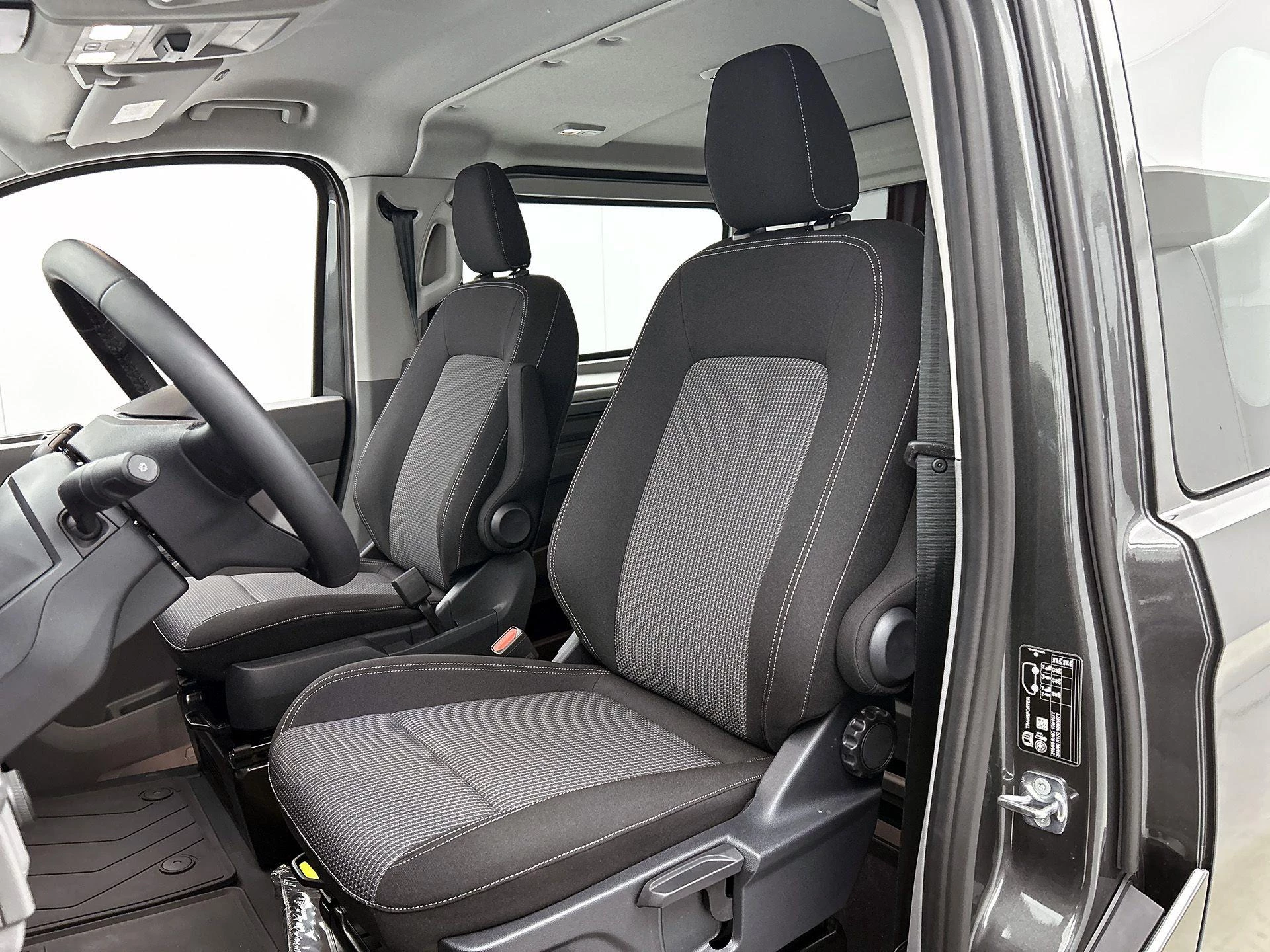 Volkswagen-e-Transporter-image-38